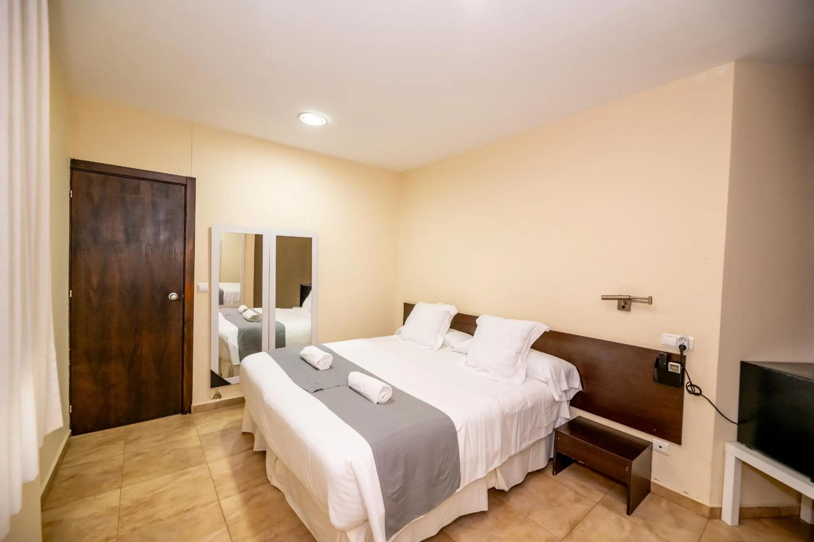 Decorative detail, Bed in Hotel Monasterio Granada - Adults Only