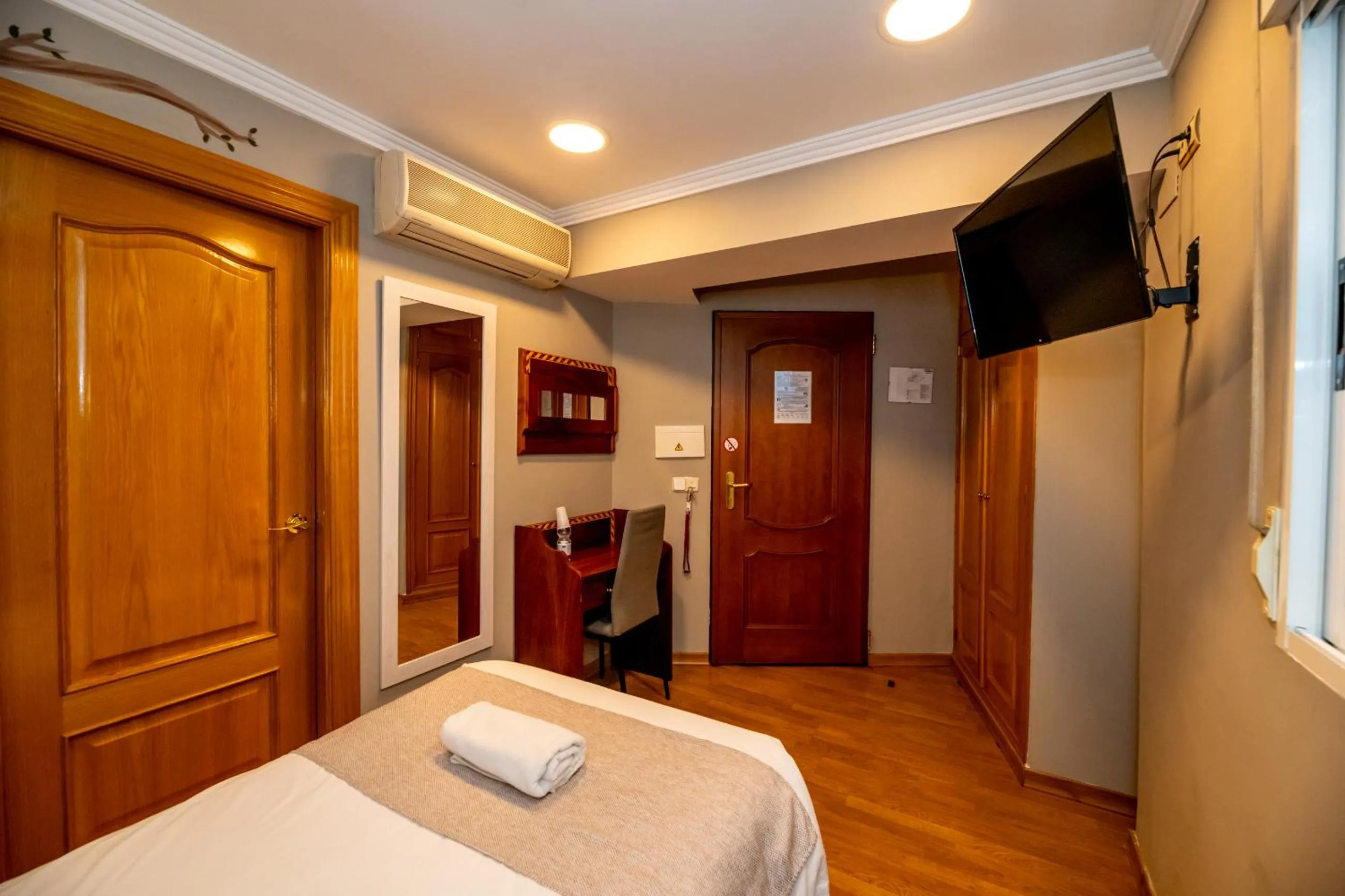 Photo of the whole room, Bed in Hotel Monasterio Granada - Adults Only