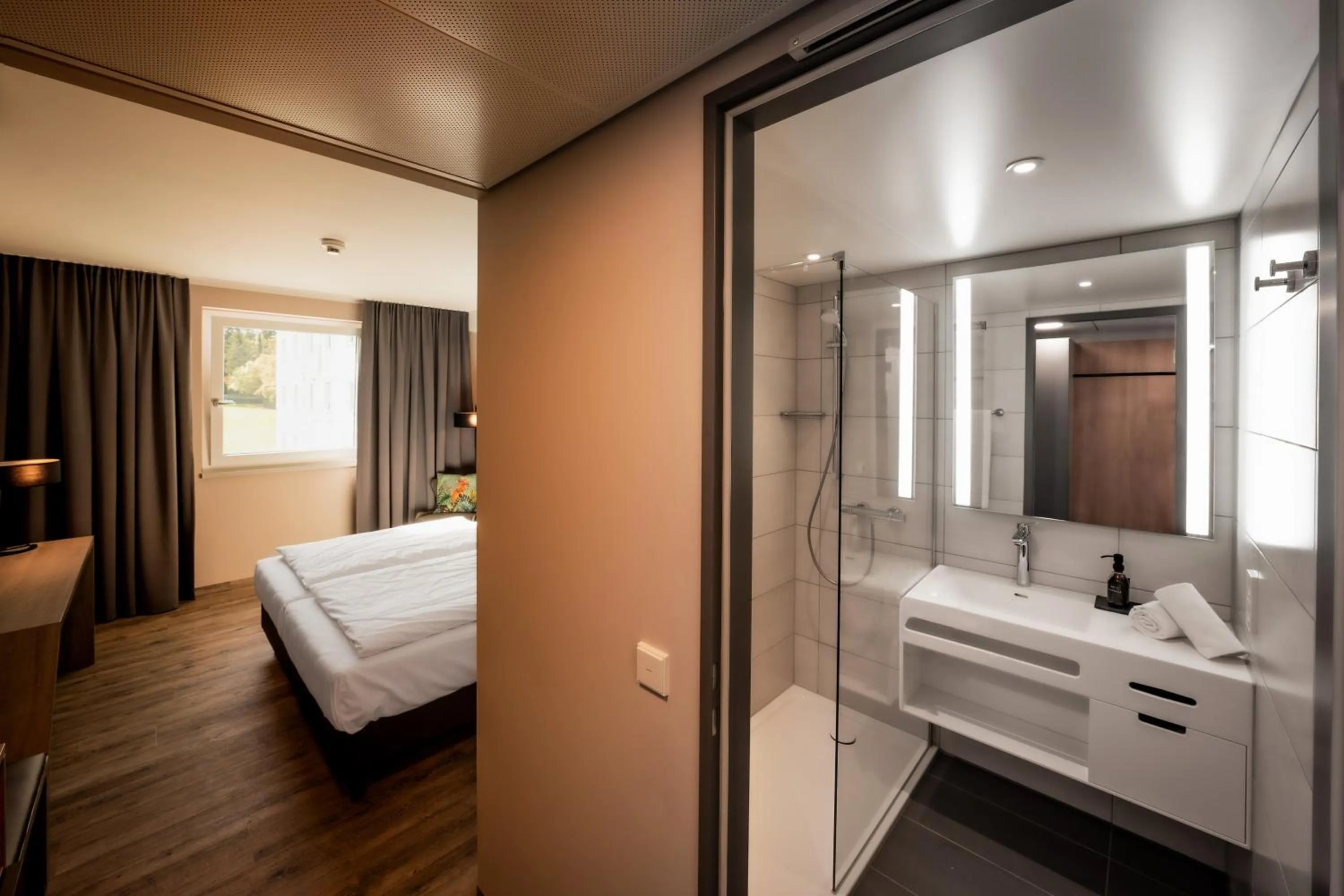 Shower, Bed in LOGINN Hotel Stuttgart Zuffenhausen