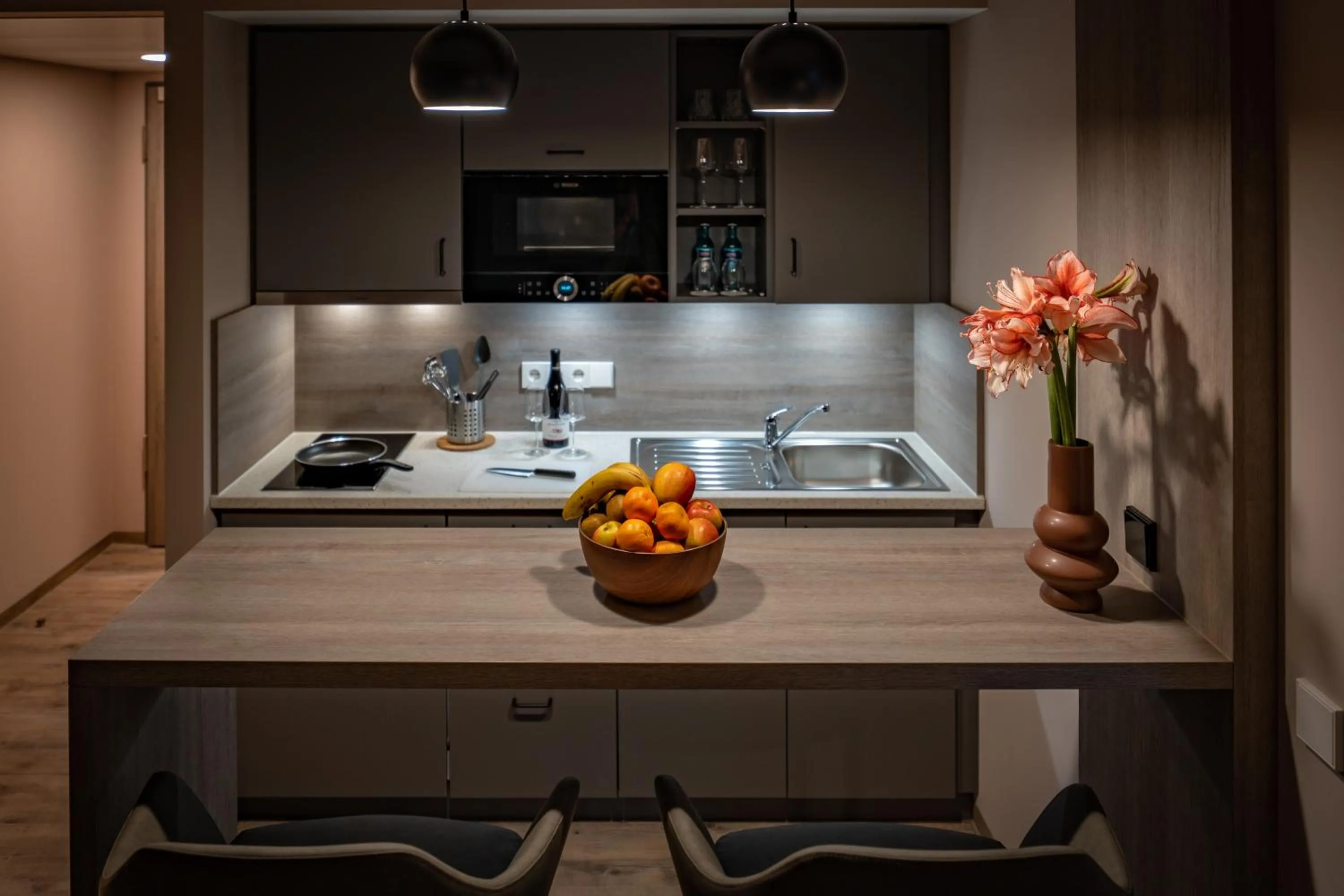 Kitchen or kitchenette in LOGINN Hotel Stuttgart Zuffenhausen