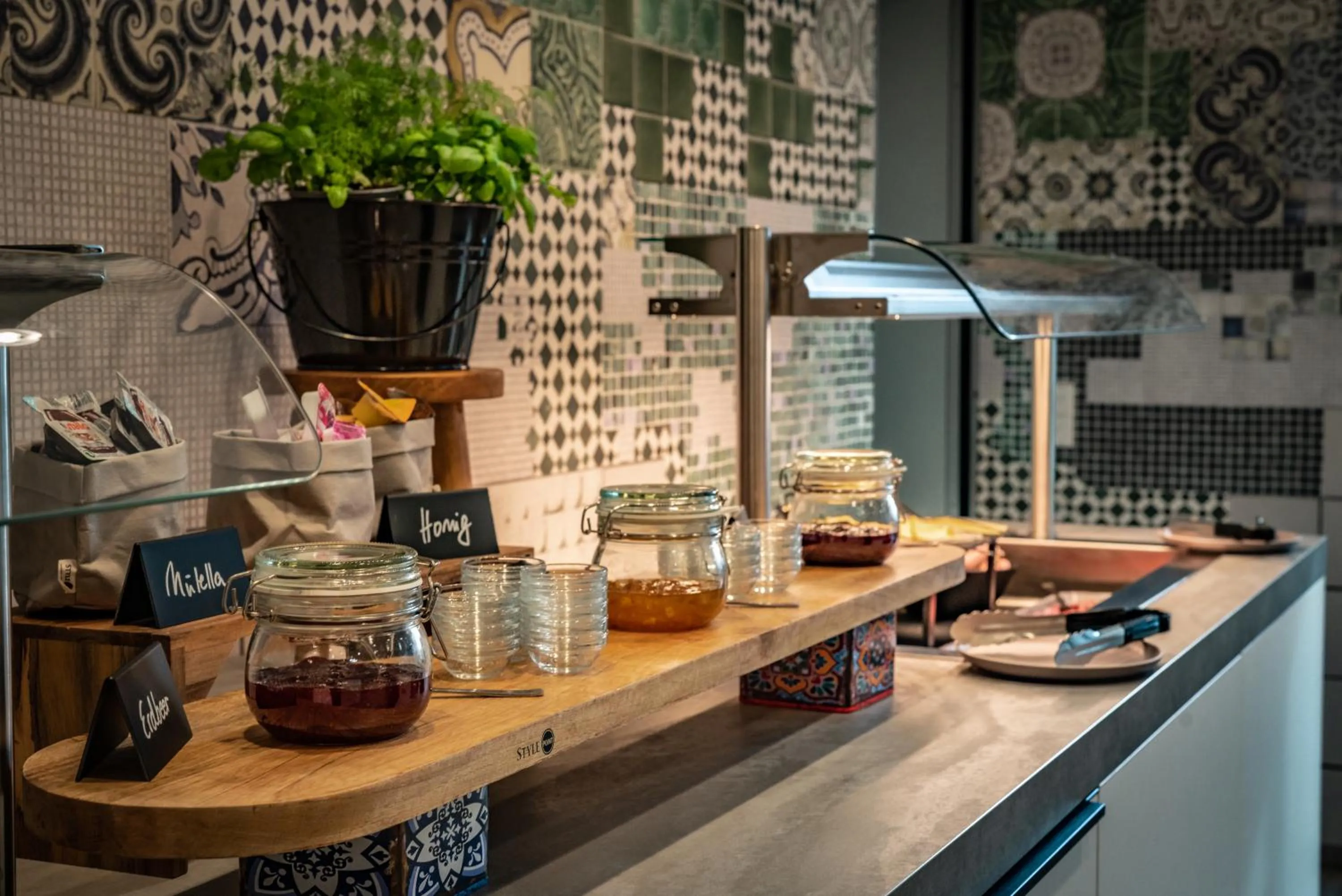 Food and drinks in LOGINN Hotel Stuttgart Zuffenhausen