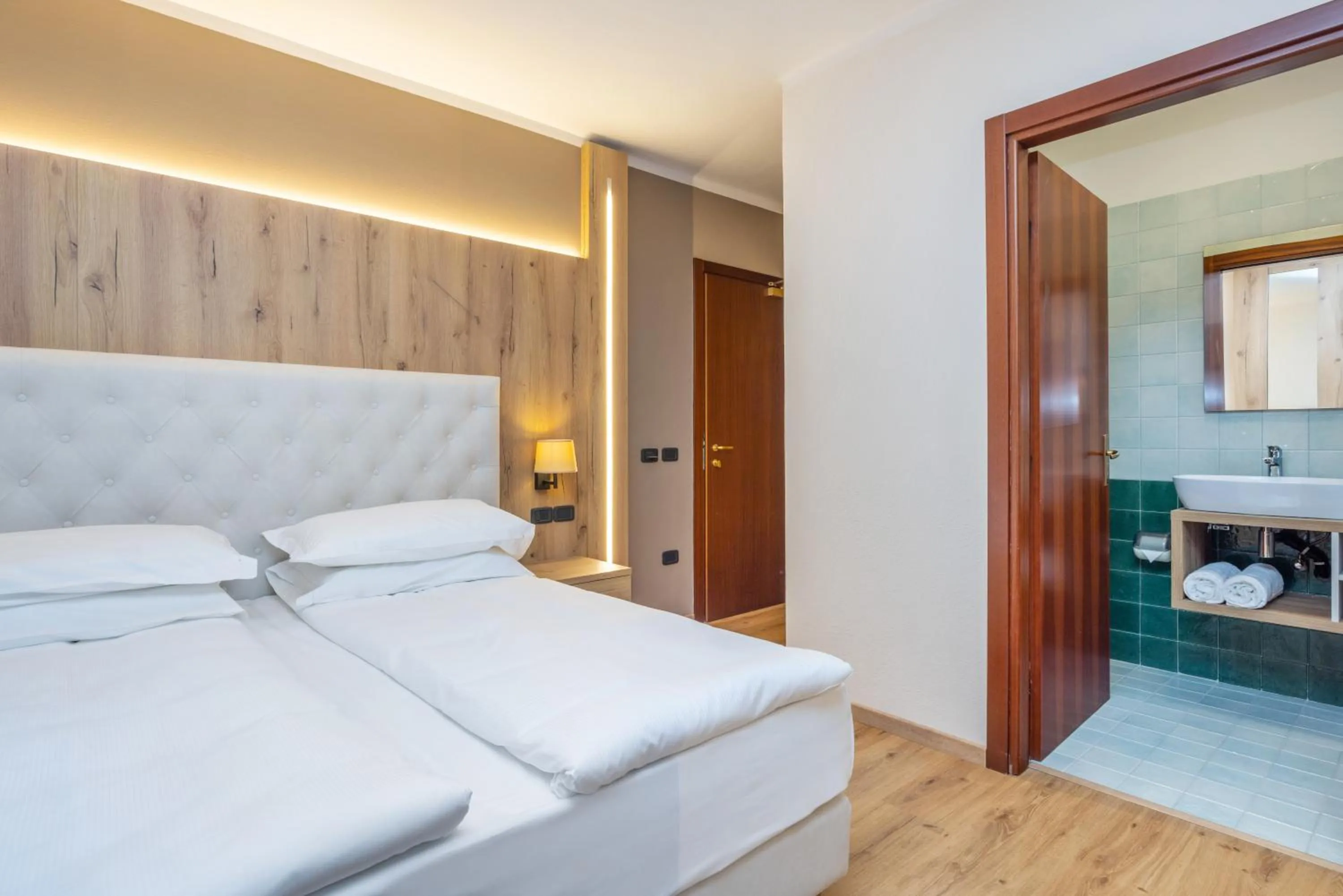 Bathroom, Bed in Garden Wellness Hotel S