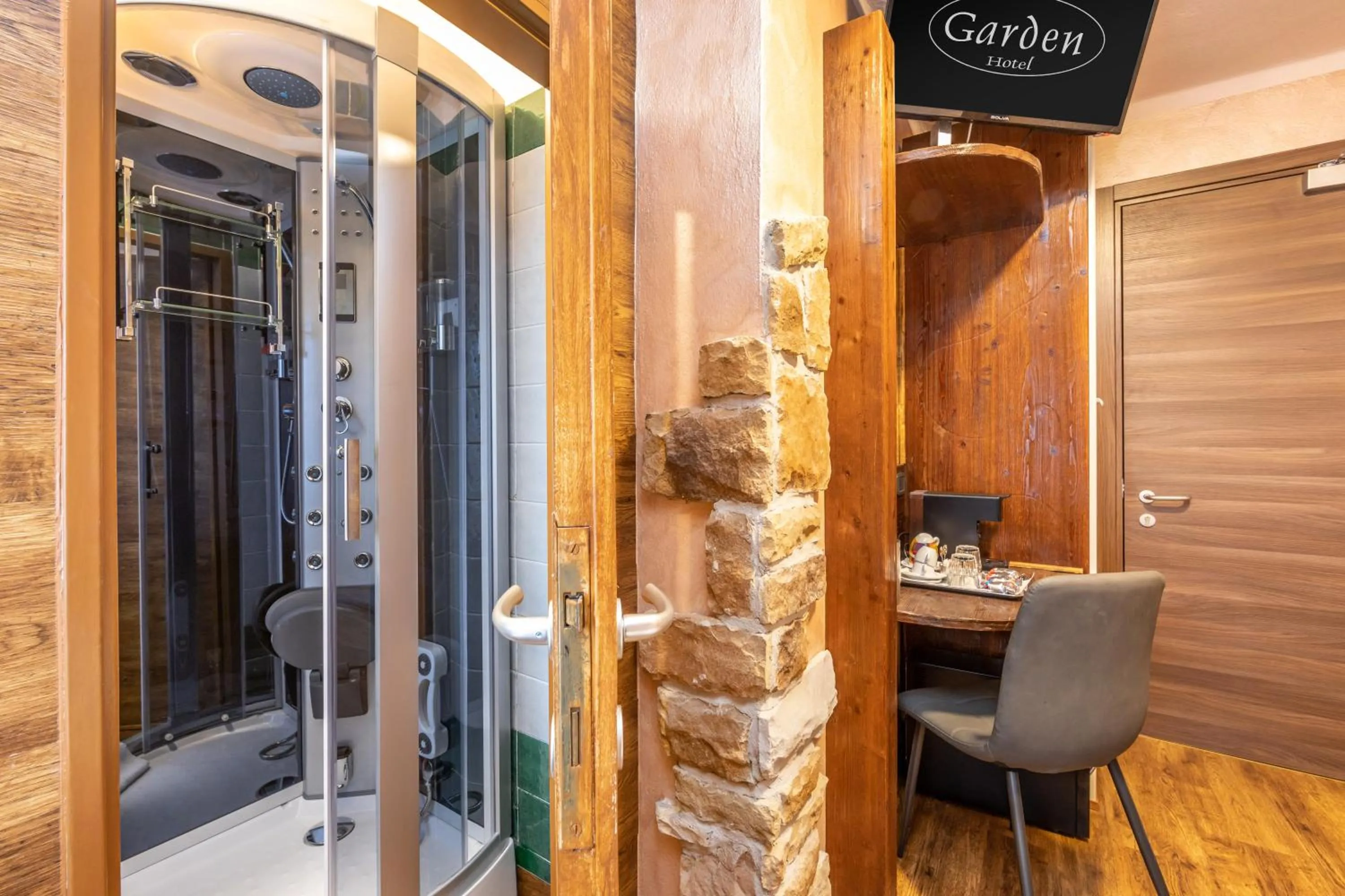 Shower in Garden Wellness Hotel S