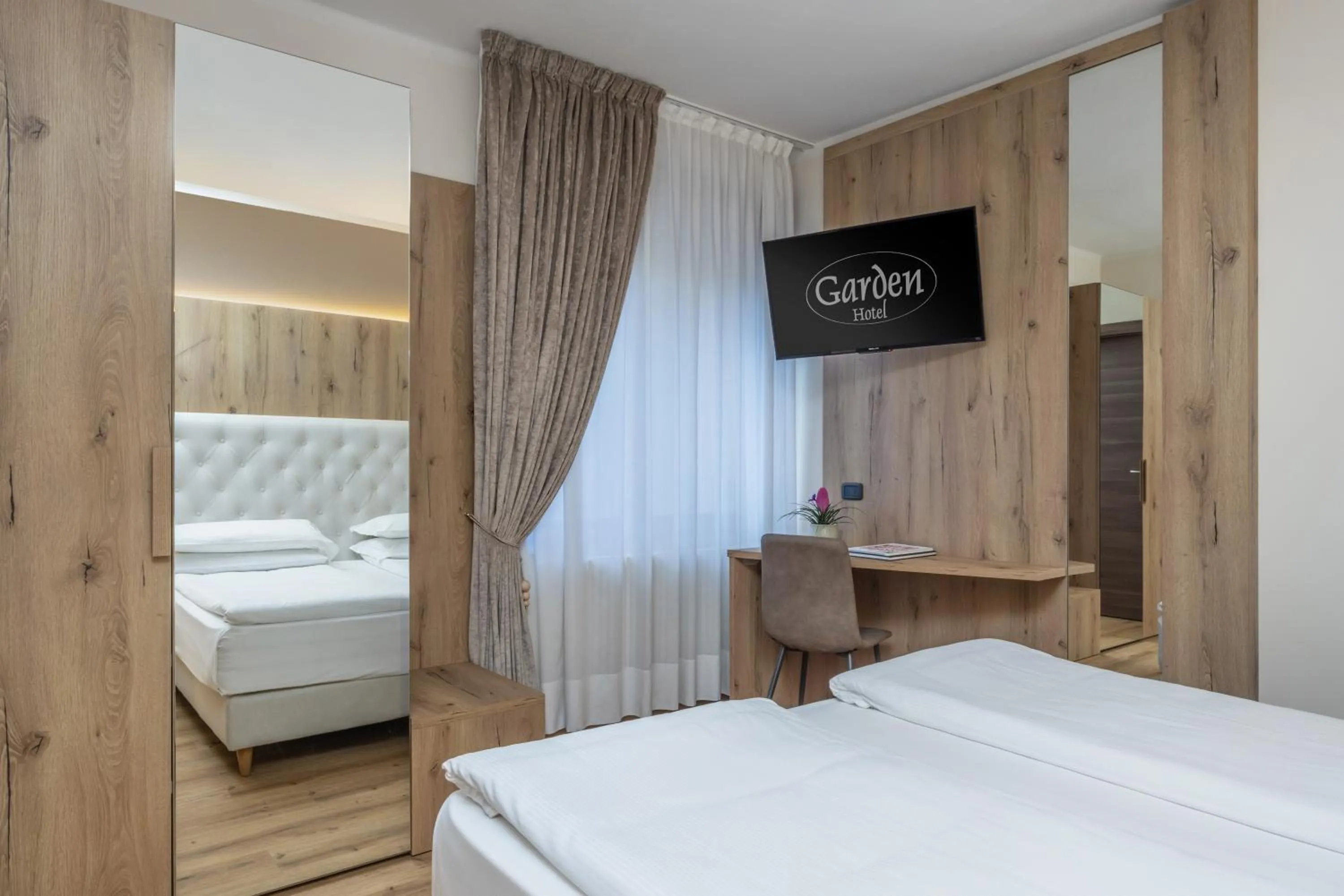 Bed in Garden Wellness Hotel S