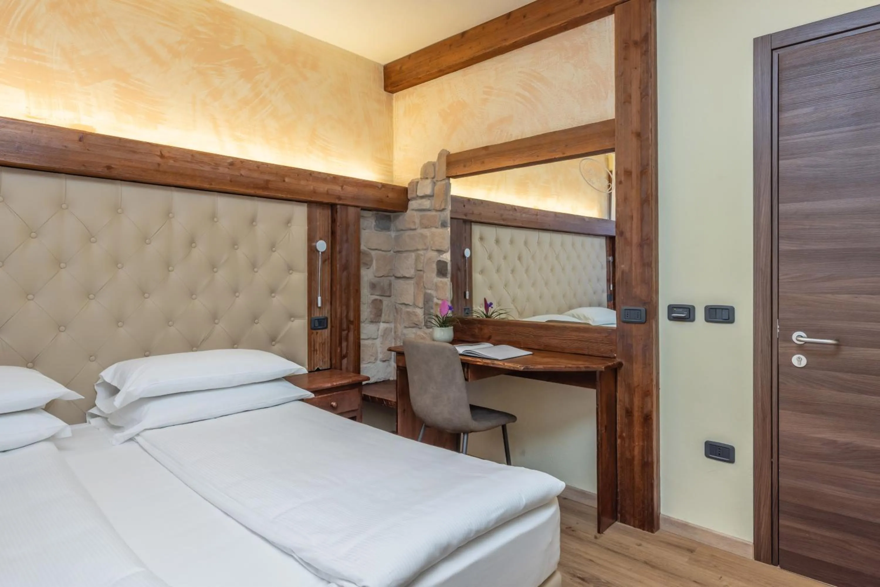 Bed in Garden Wellness Hotel S