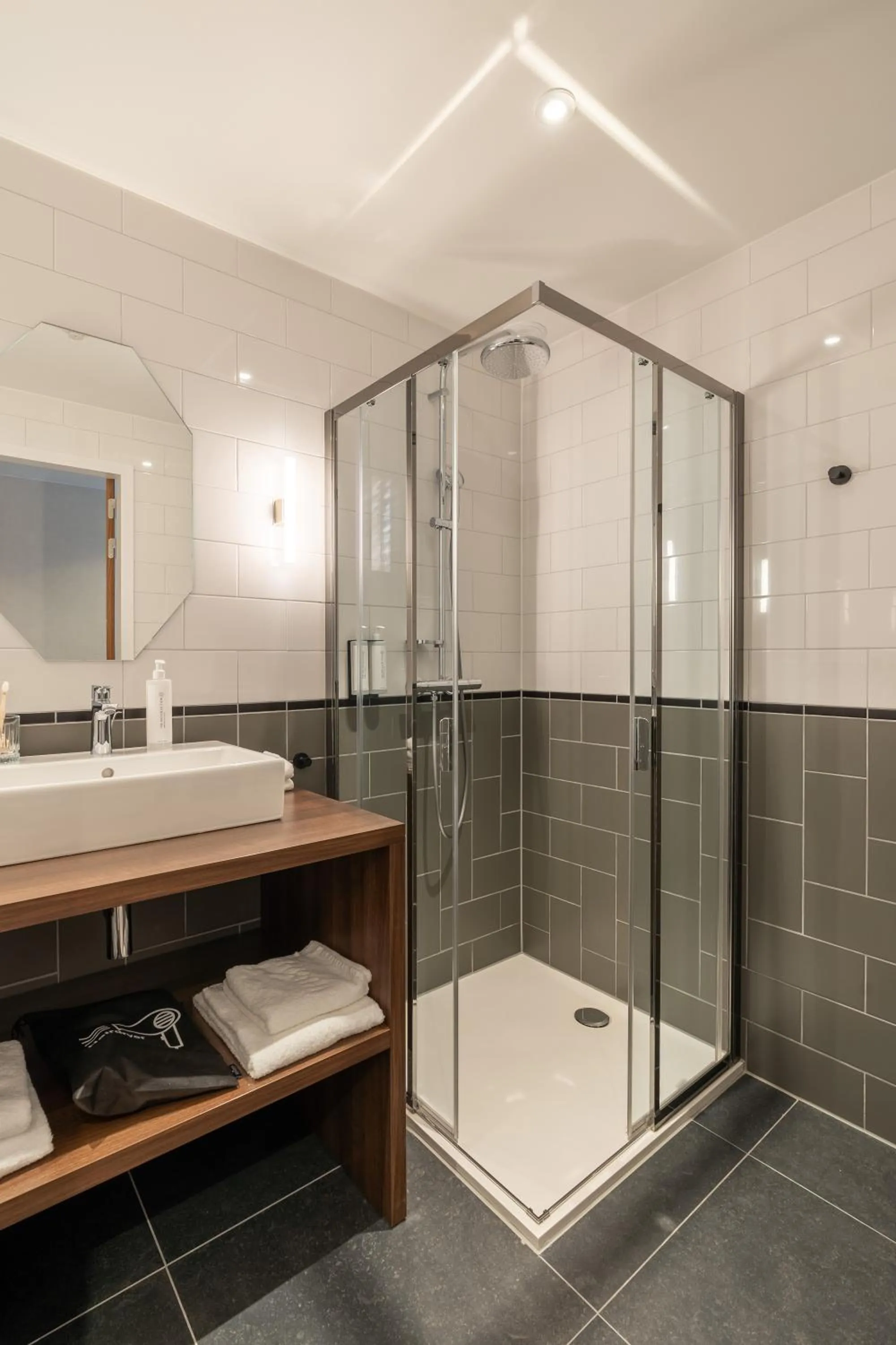 Shower in YAYS Antwerp Opera by Numa