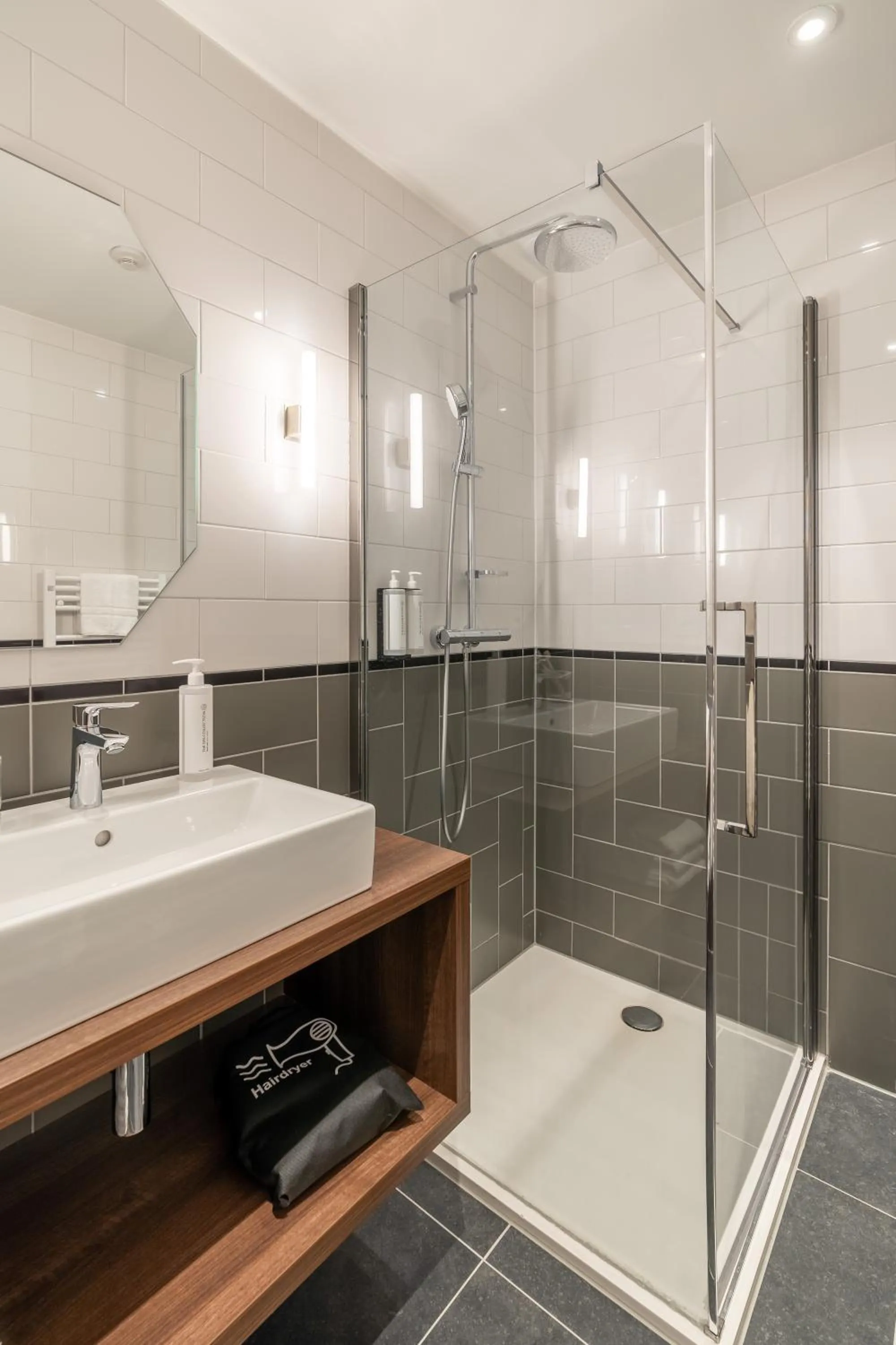 Shower in YAYS Antwerp Opera by Numa