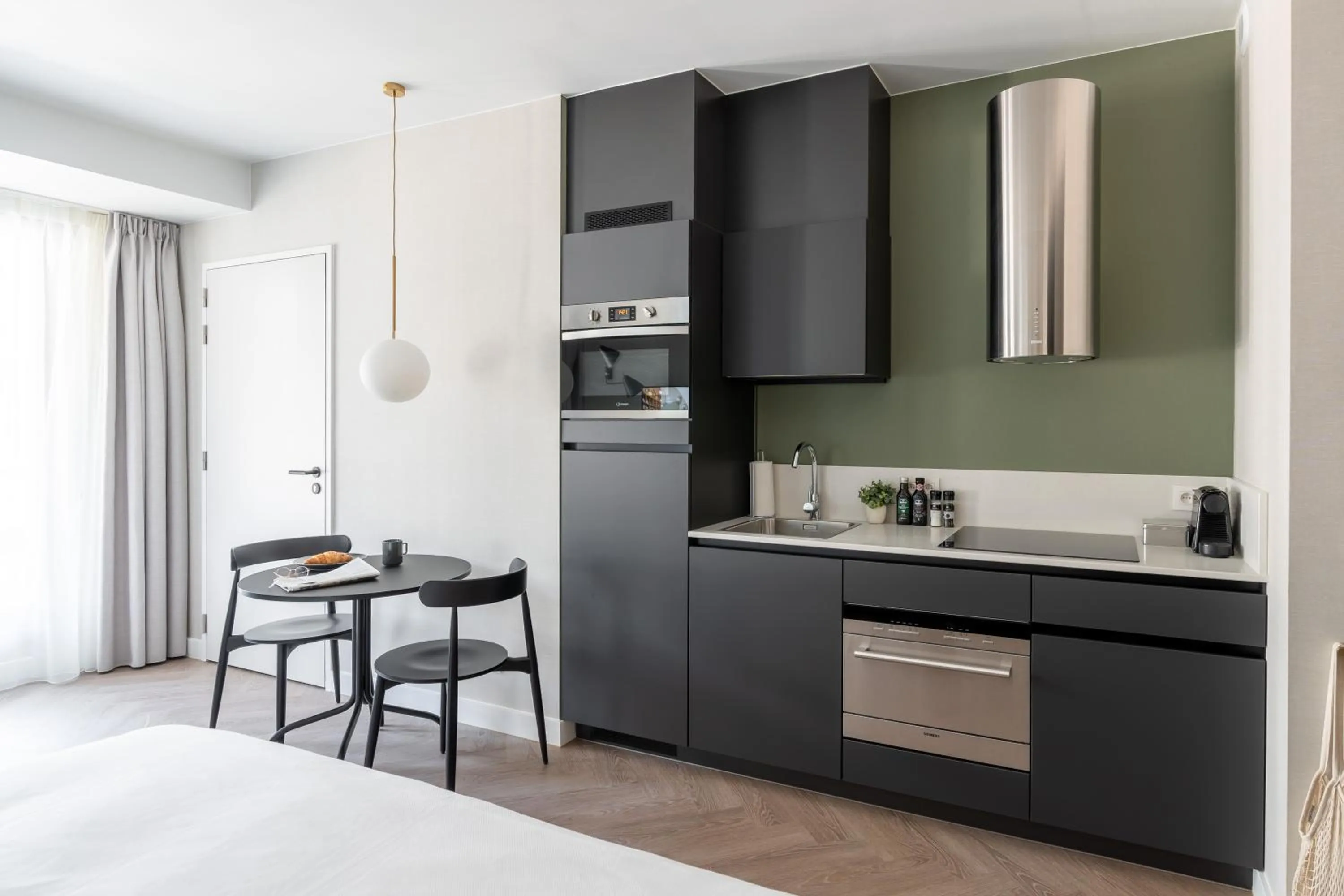 Kitchen or kitchenette, Bed in YAYS Antwerp Opera by Numa