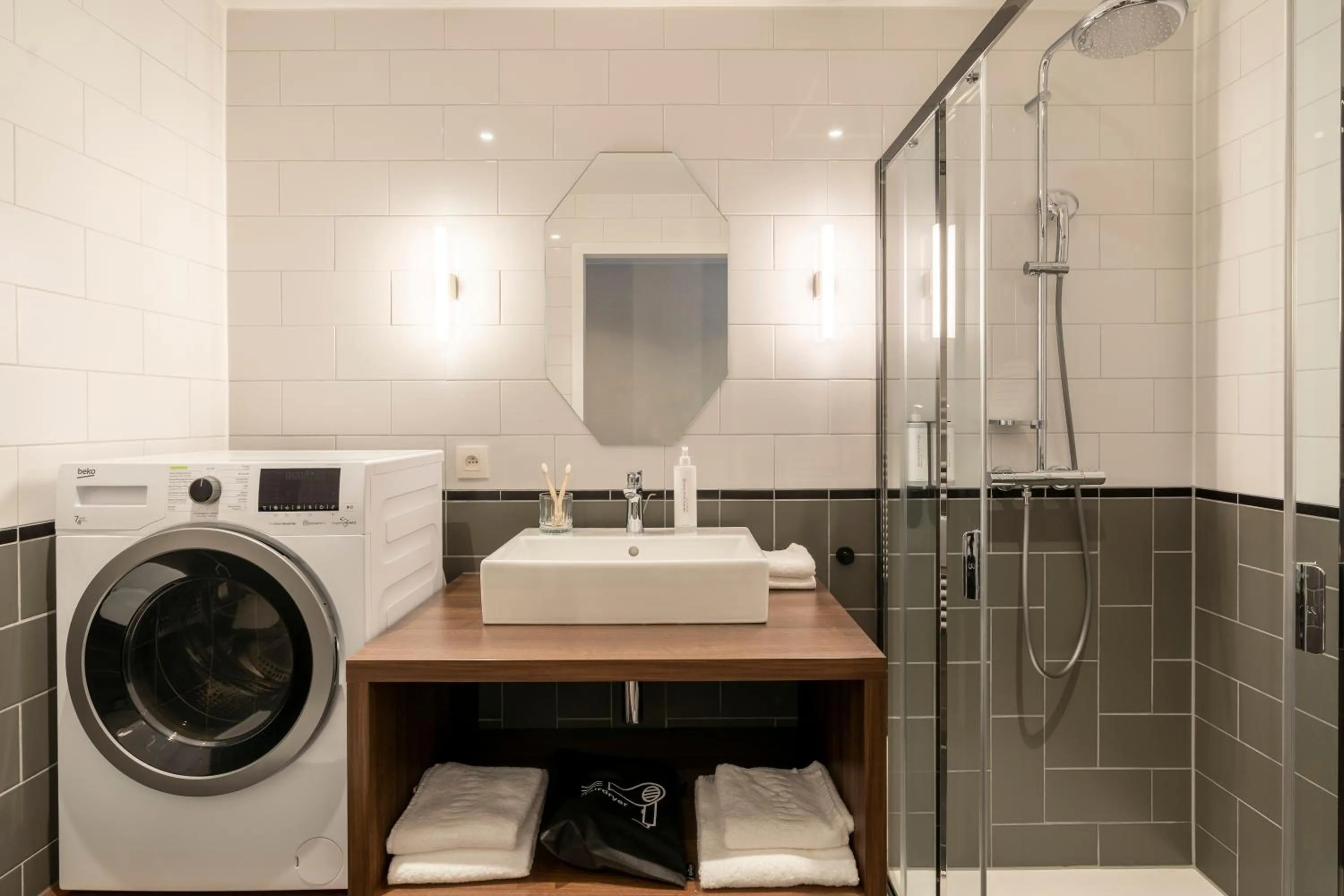 Shower in YAYS Antwerp Opera by Numa