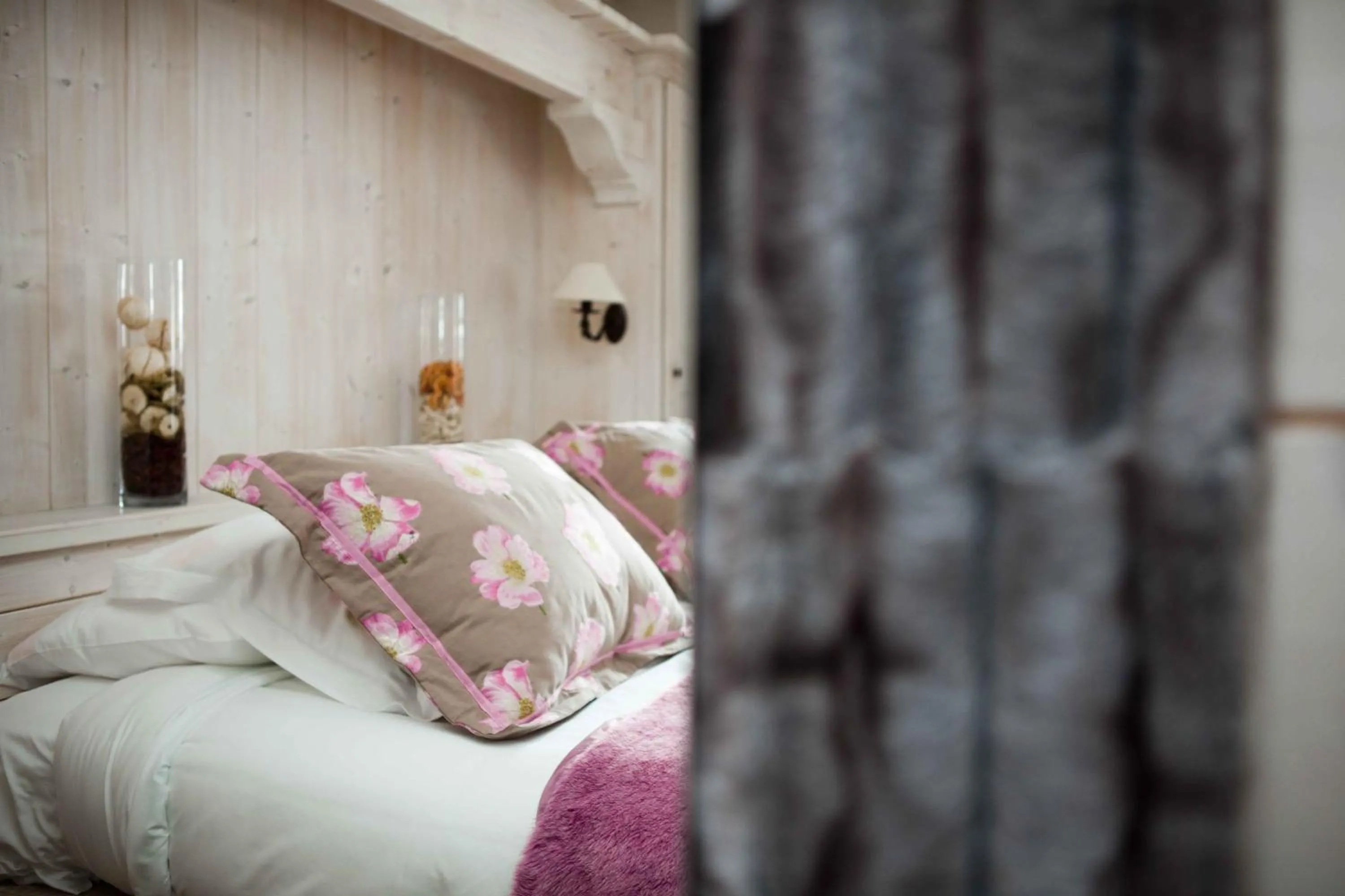 Decorative detail, Bed in Hôtel Les Barmes De l'Ours