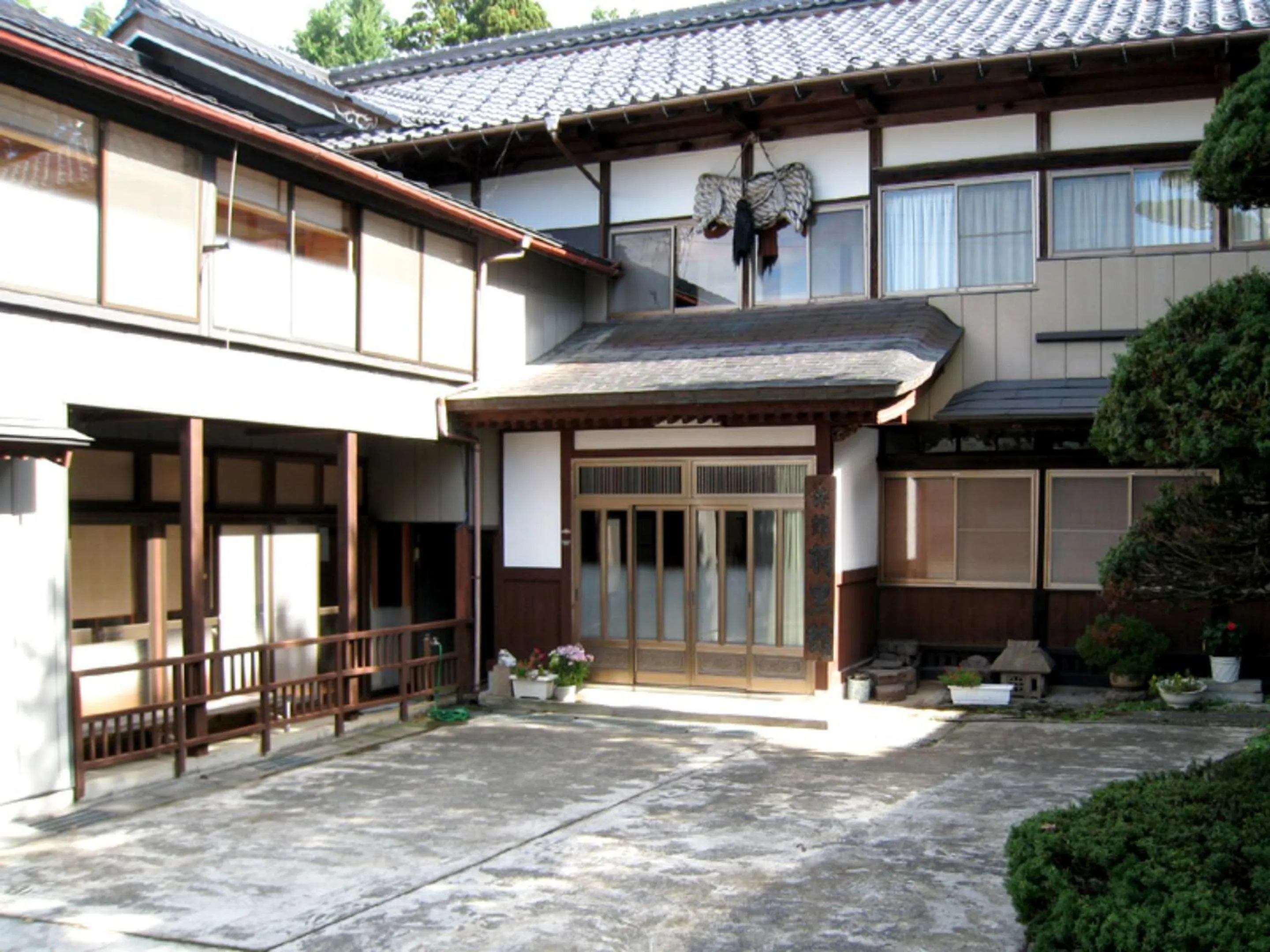 Property building in Hagurokan