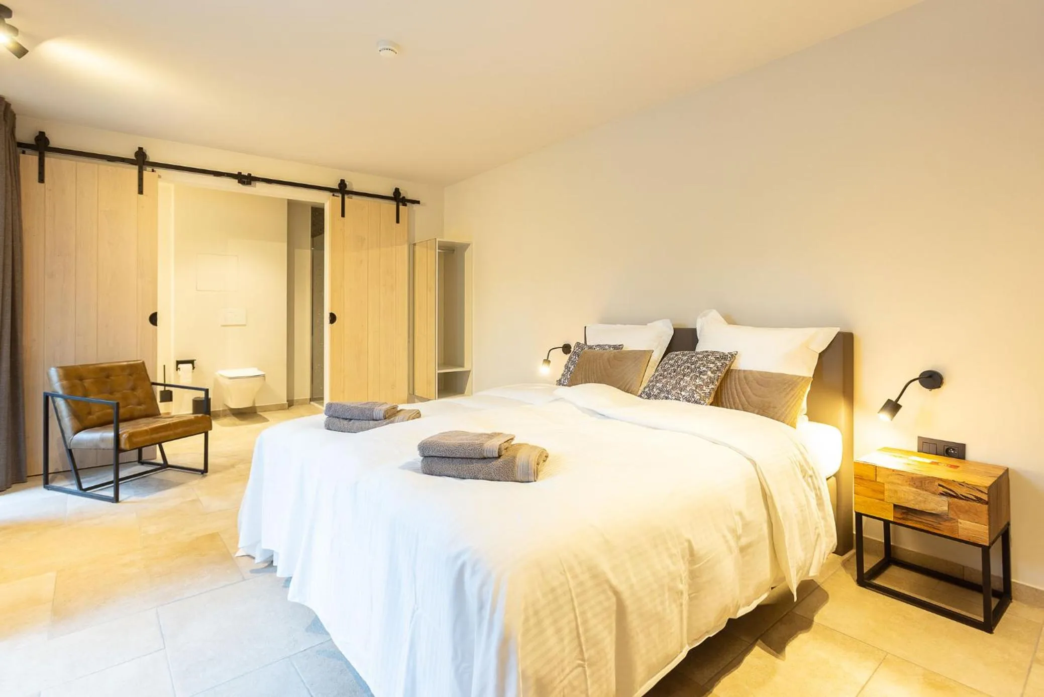 Photo of the whole room, Bed in 't Verschil