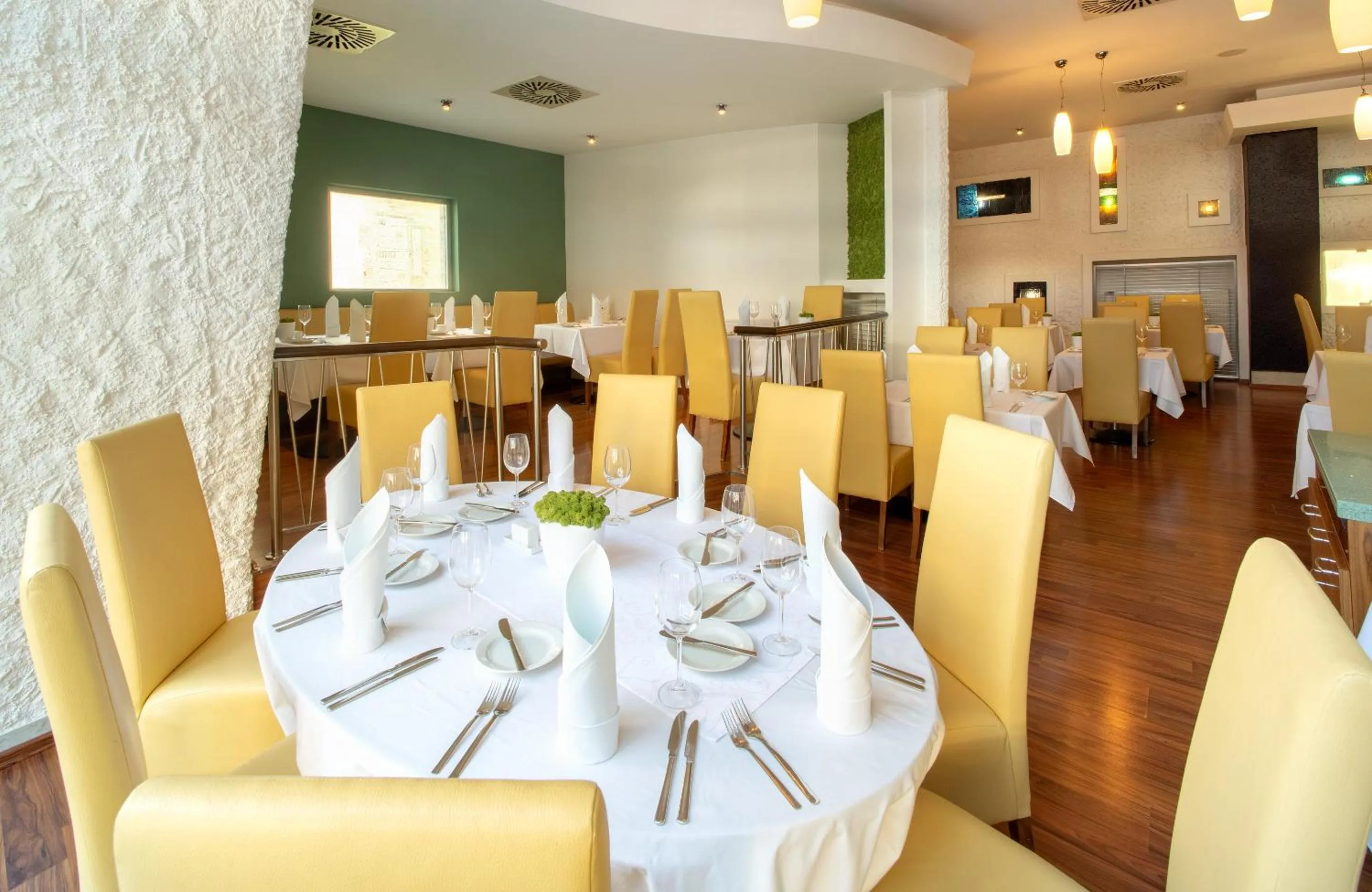 Restaurant/places to eat in Hotel Continental