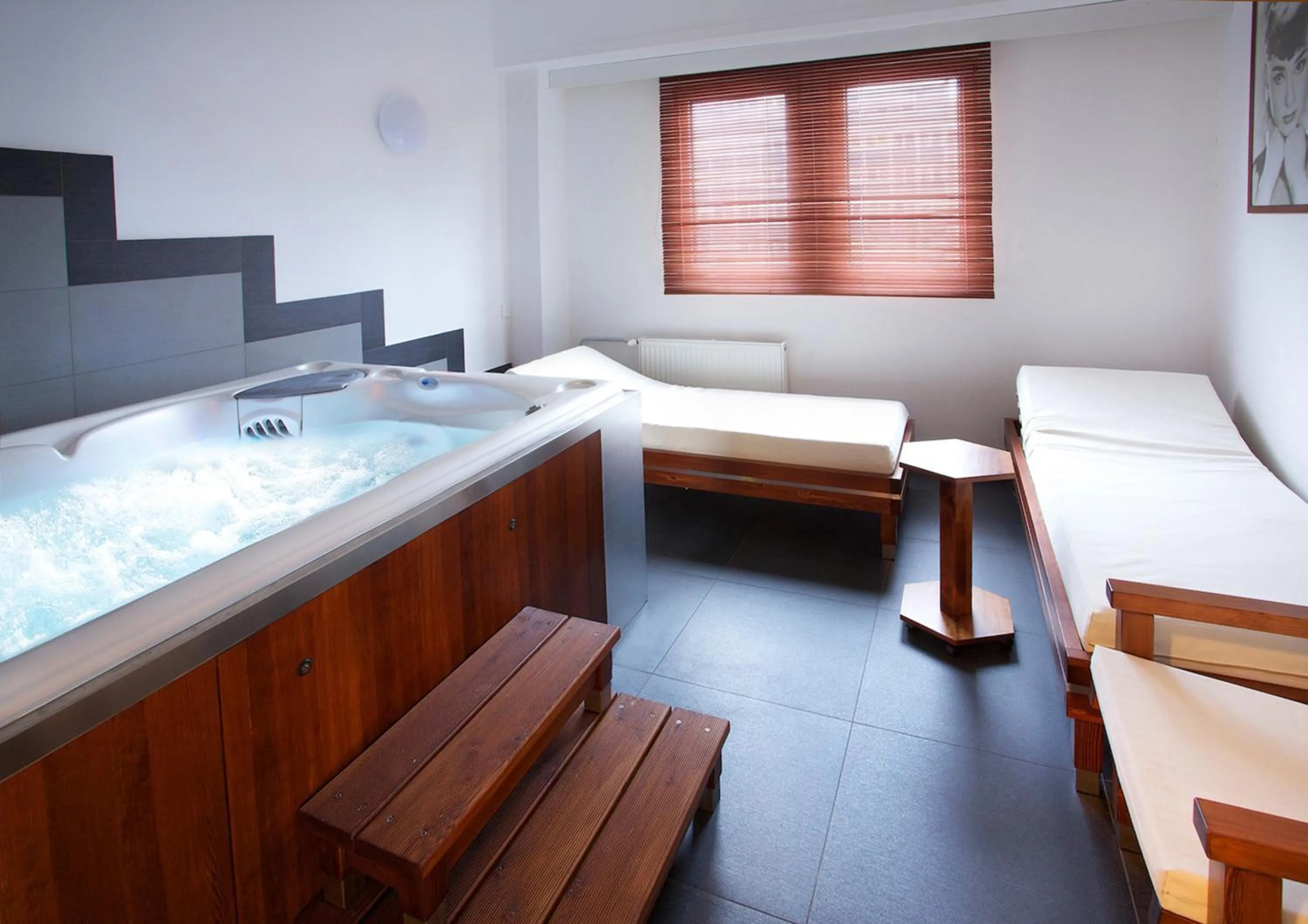 Hot Tub, Bed in Hotel Continental