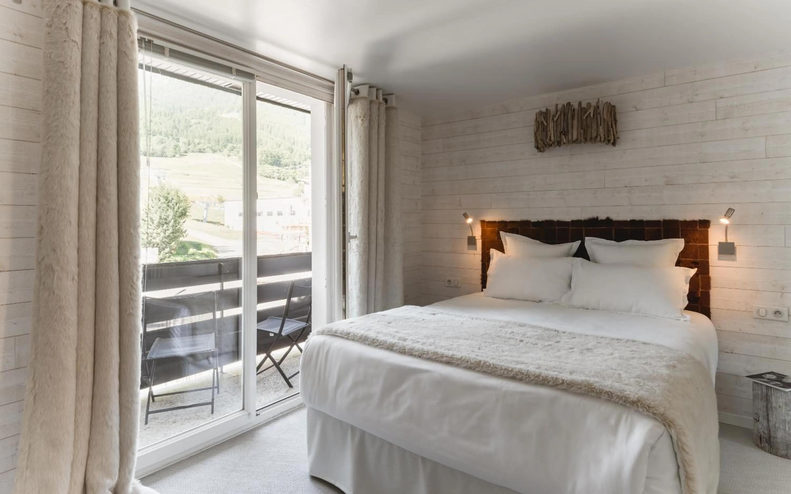 Bed in Rock Noir & Spa