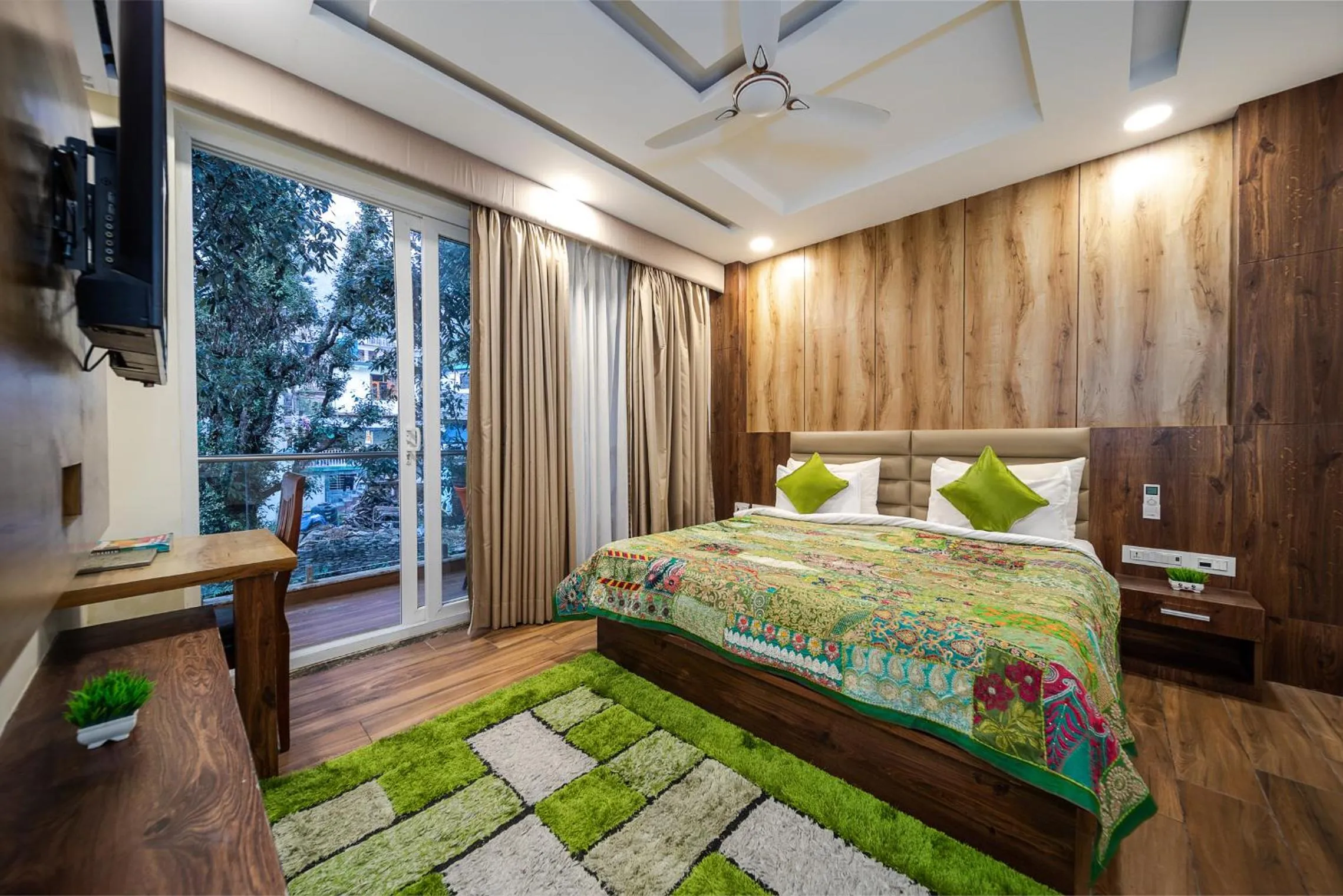 TV and multimedia in Tripli Hotels Shivaay