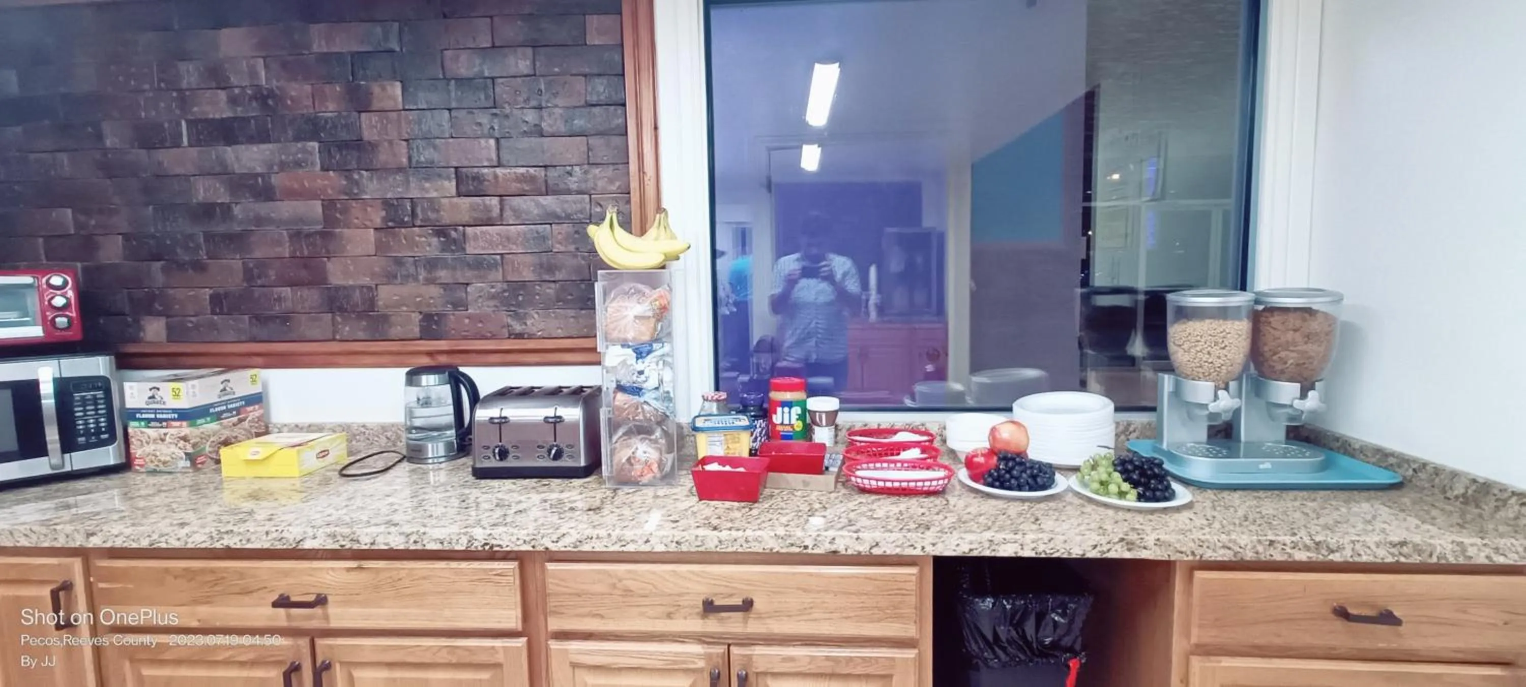 Food and drinks in B&J HOTEL AND APARTMENTS