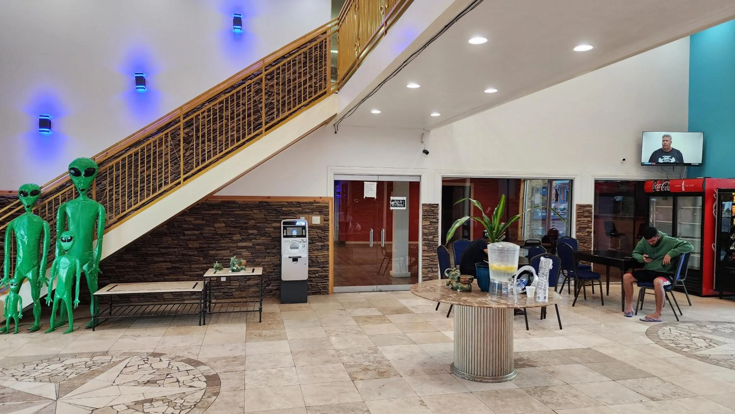 Communal lounge/ TV room in B&J HOTEL AND APARTMENTS