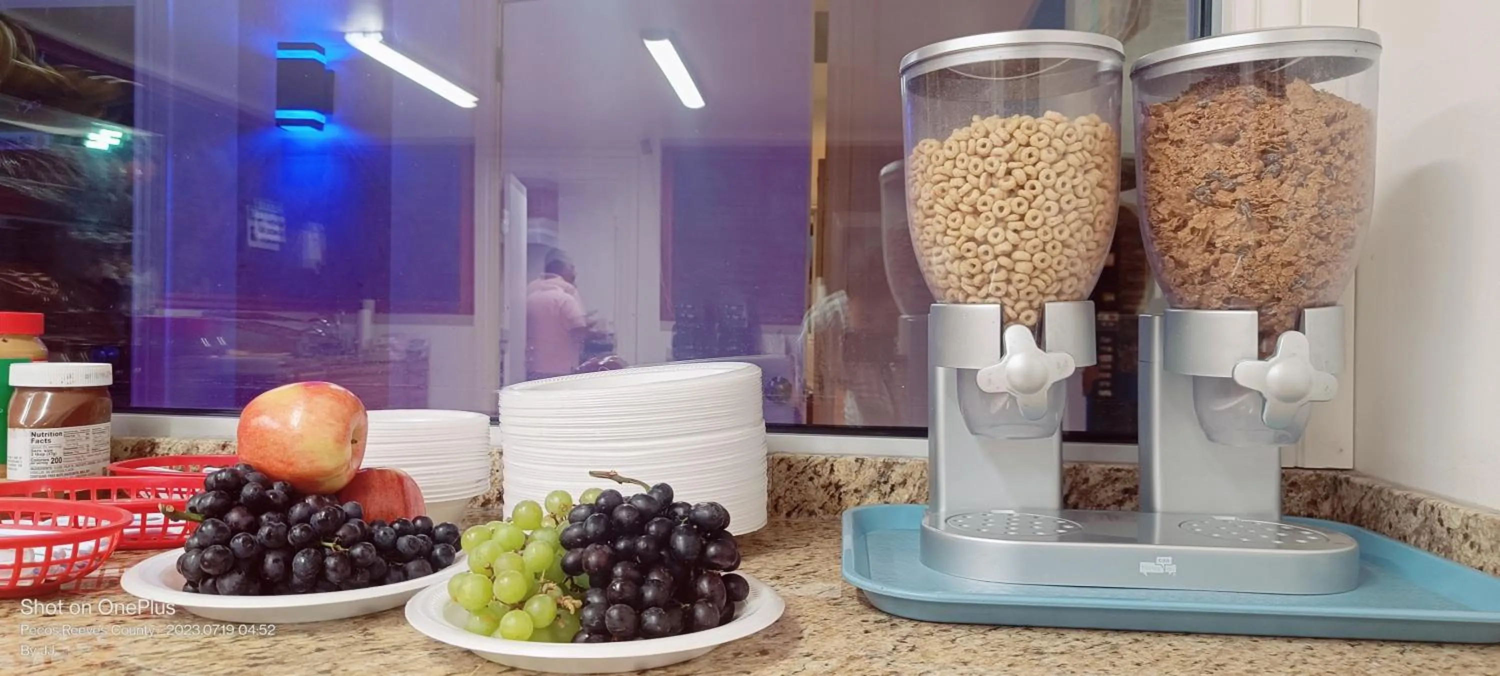 Restaurant/places to eat in B&J HOTEL AND APARTMENTS