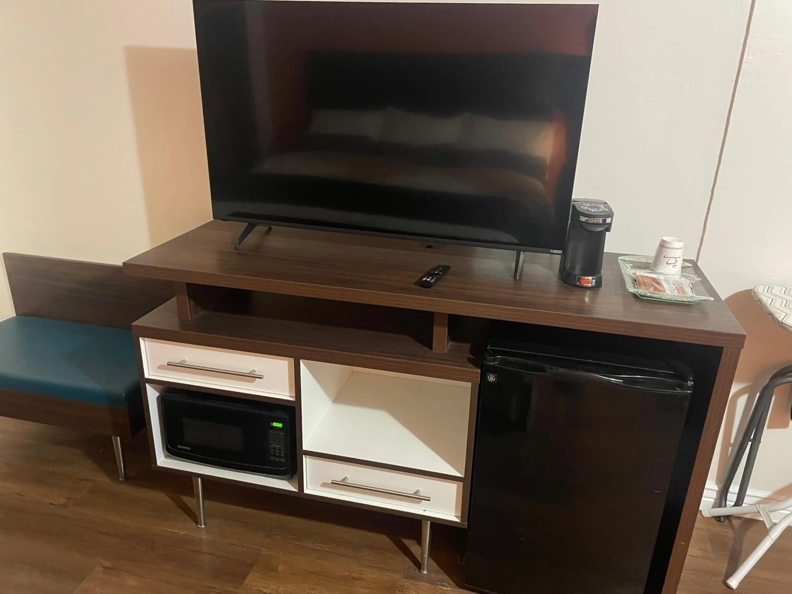 Communal lounge/ TV room in B&J HOTEL AND APARTMENTS