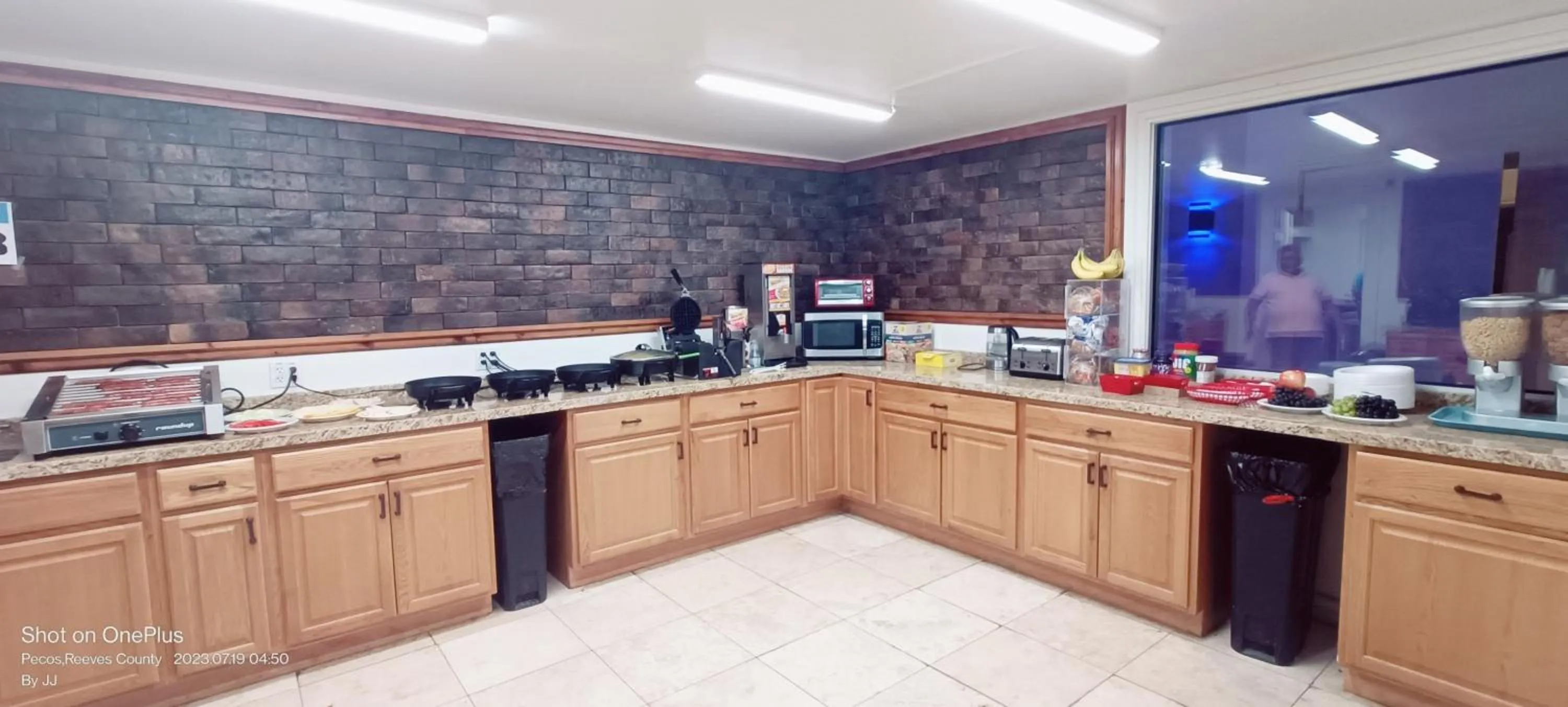 Restaurant/places to eat in B&J HOTEL AND APARTMENTS