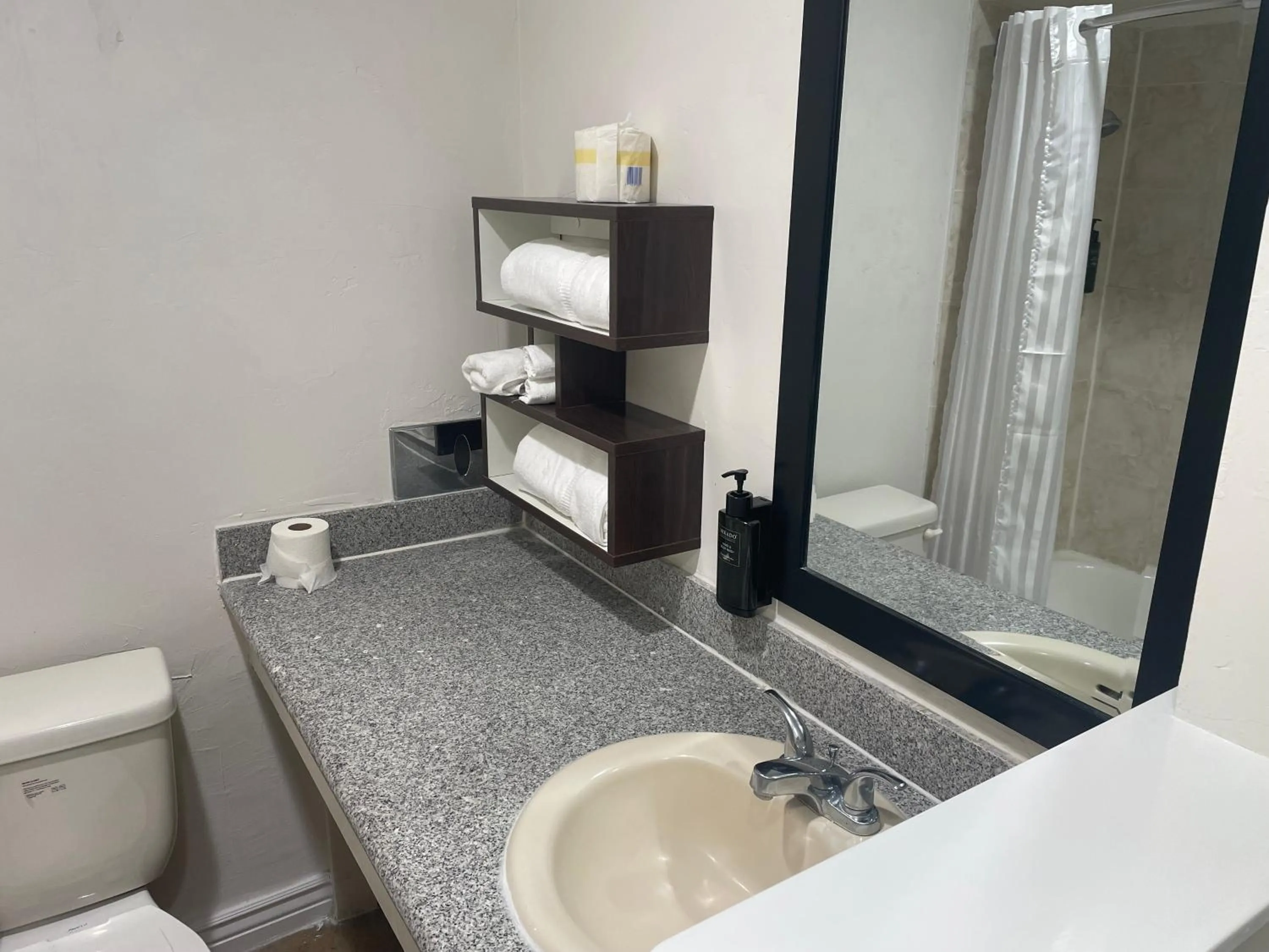 Toilet in B&J HOTEL AND APARTMENTS