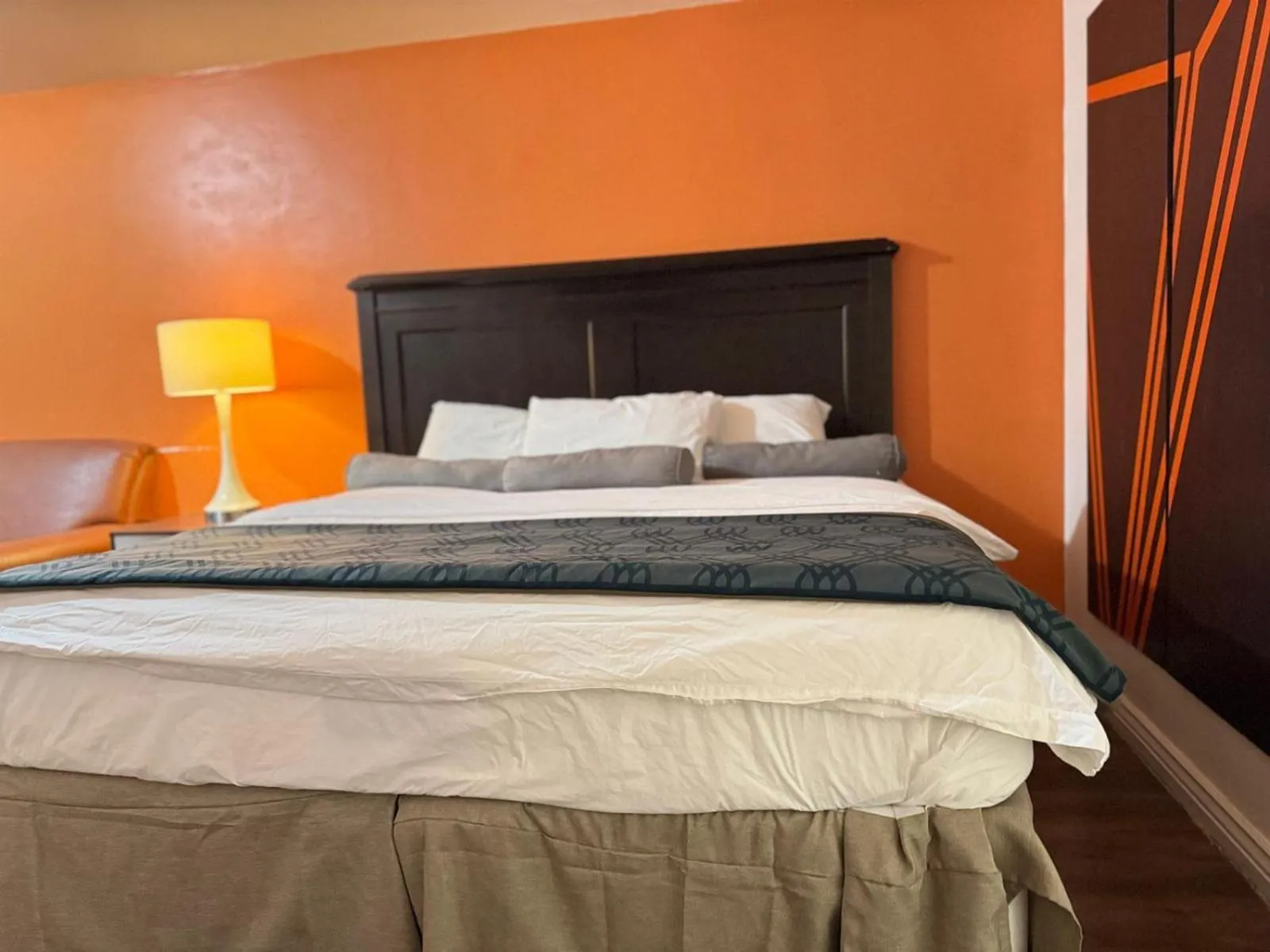 Shower, Bed in B&J HOTEL AND APARTMENTS