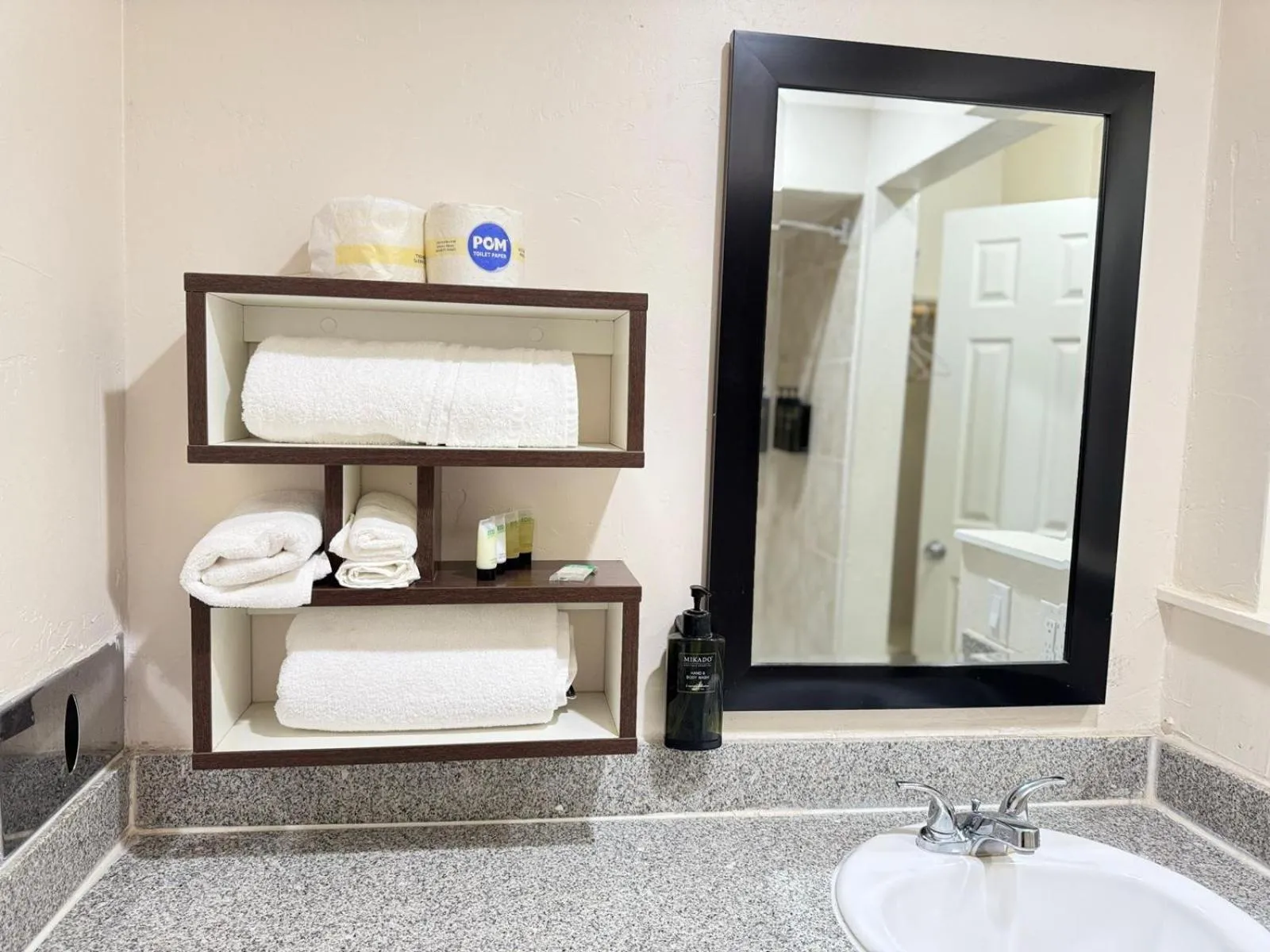 Shower in B&J HOTEL AND APARTMENTS