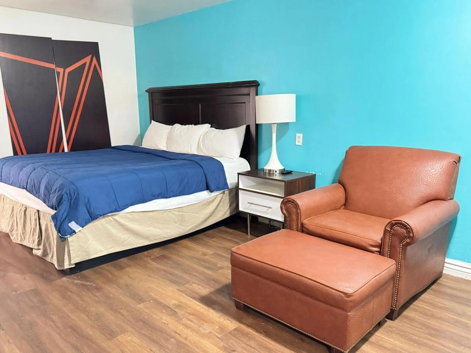 Shower, Bed in B&J HOTEL AND APARTMENTS