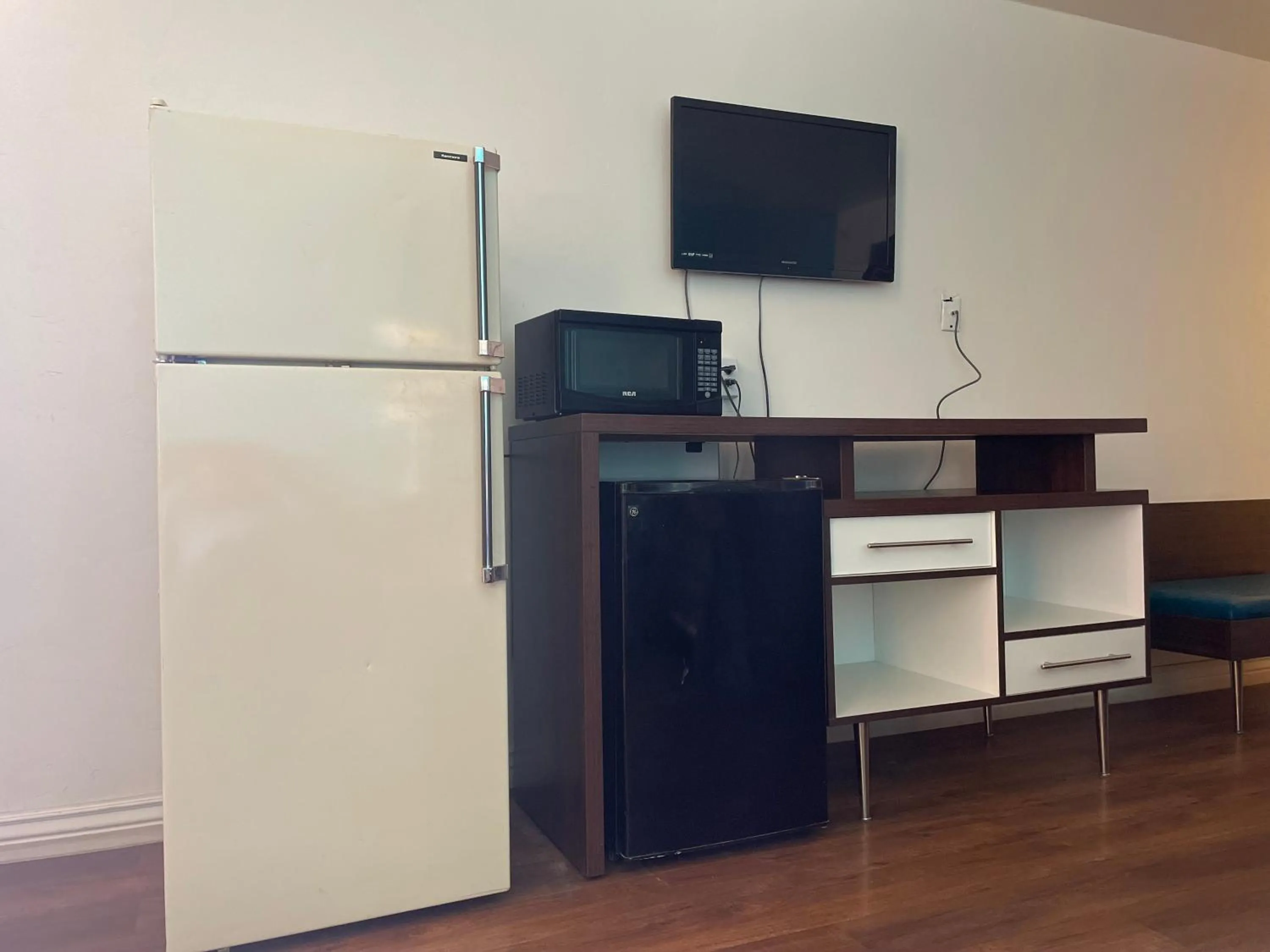 Communal lounge/ TV room in B&J HOTEL AND APARTMENTS