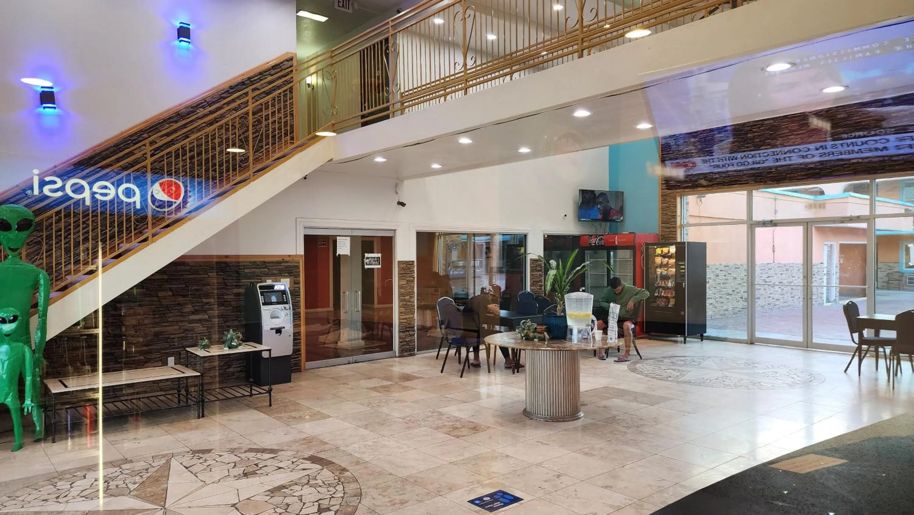 Communal lounge/ TV room in B&J HOTEL AND APARTMENTS