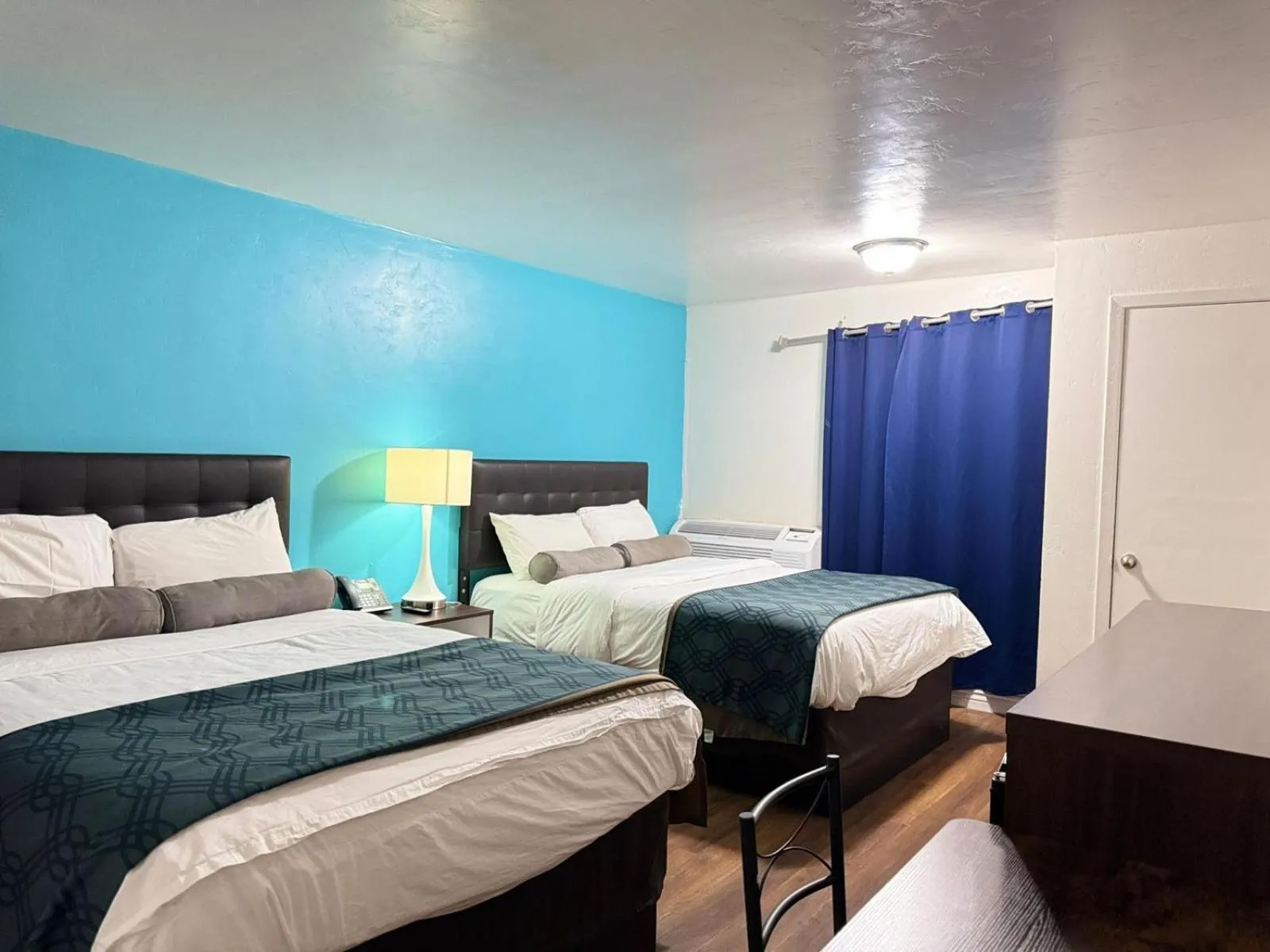 Shower, Bed in B&J HOTEL AND APARTMENTS