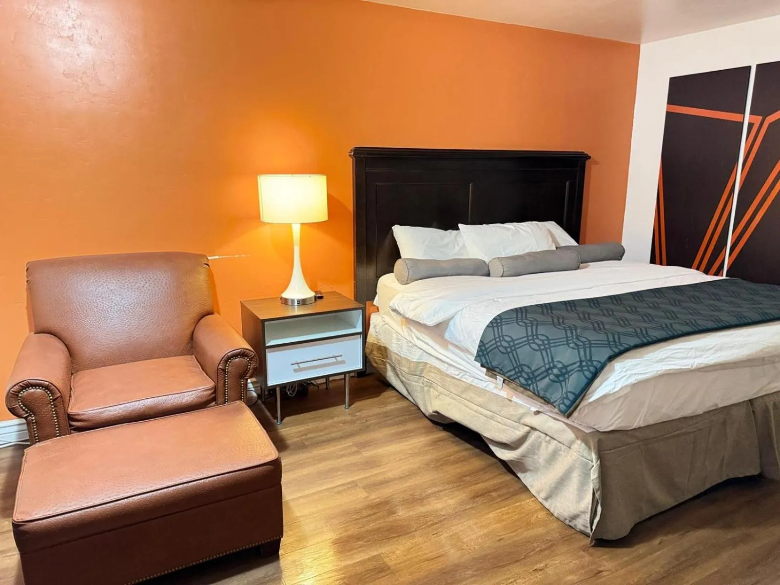 Shower, Bed in B&J HOTEL AND APARTMENTS