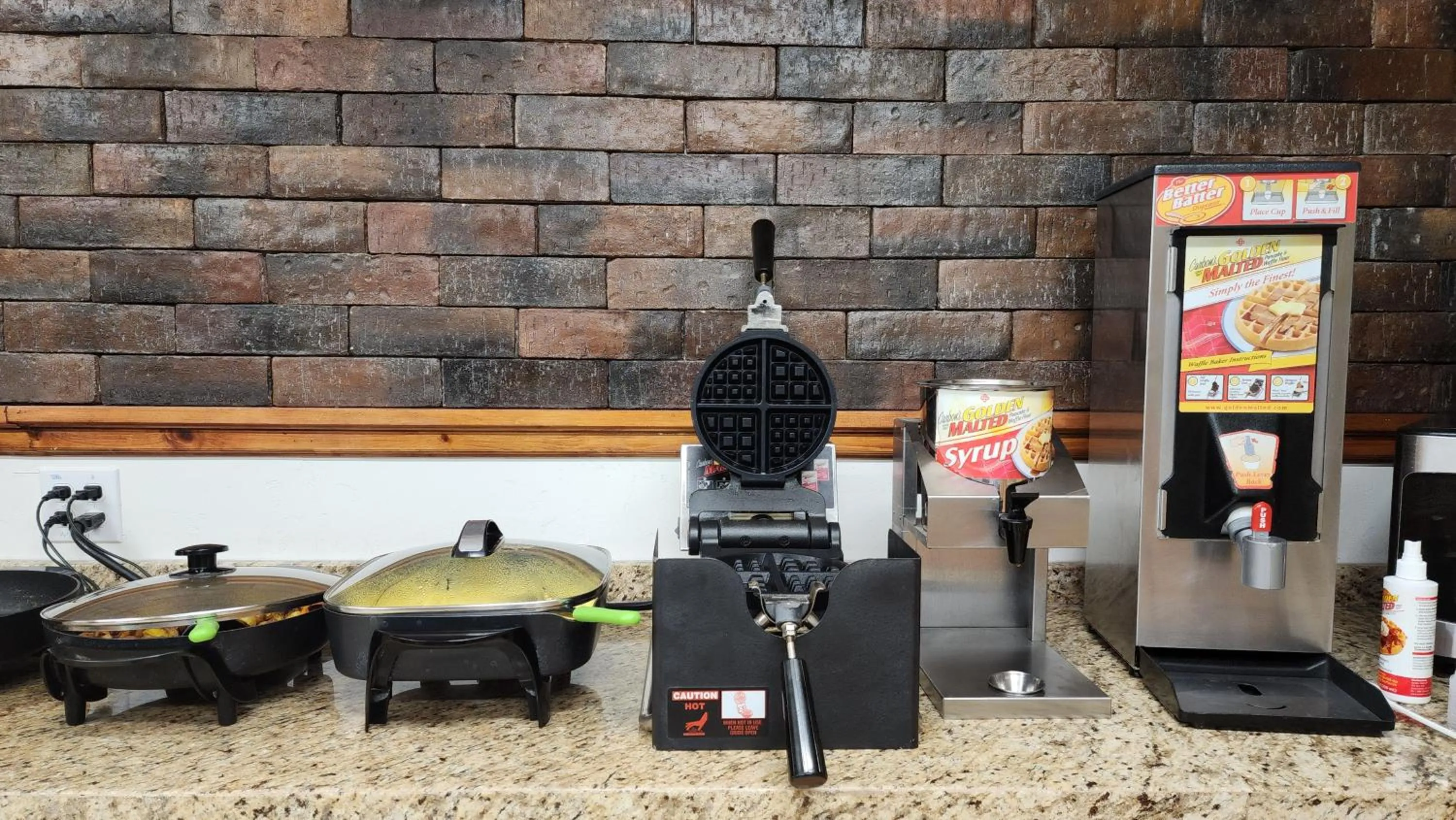 Restaurant/places to eat in B&J HOTEL AND APARTMENTS