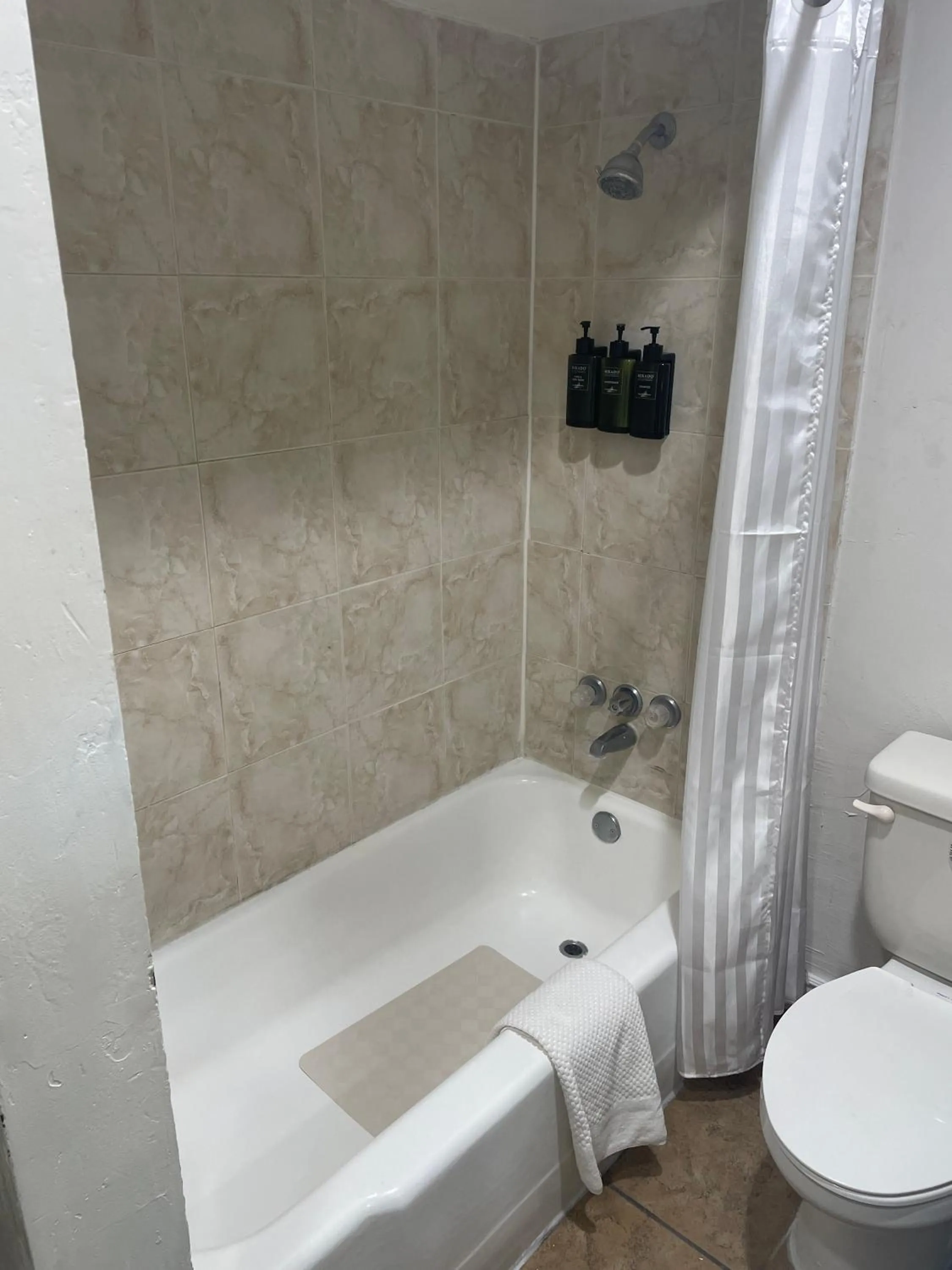 Shower in B&J HOTEL AND APARTMENTS