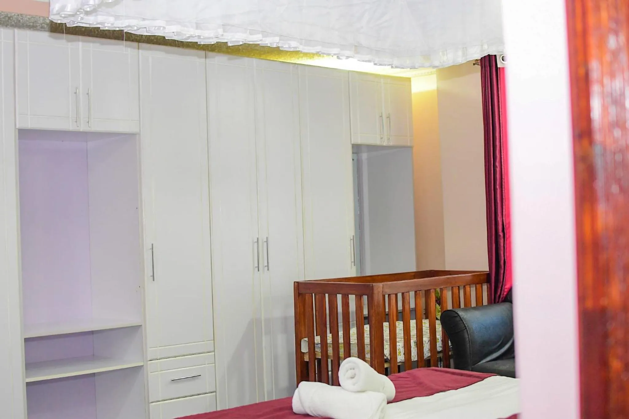 cot, Bed in Lovely Garden Guest Home