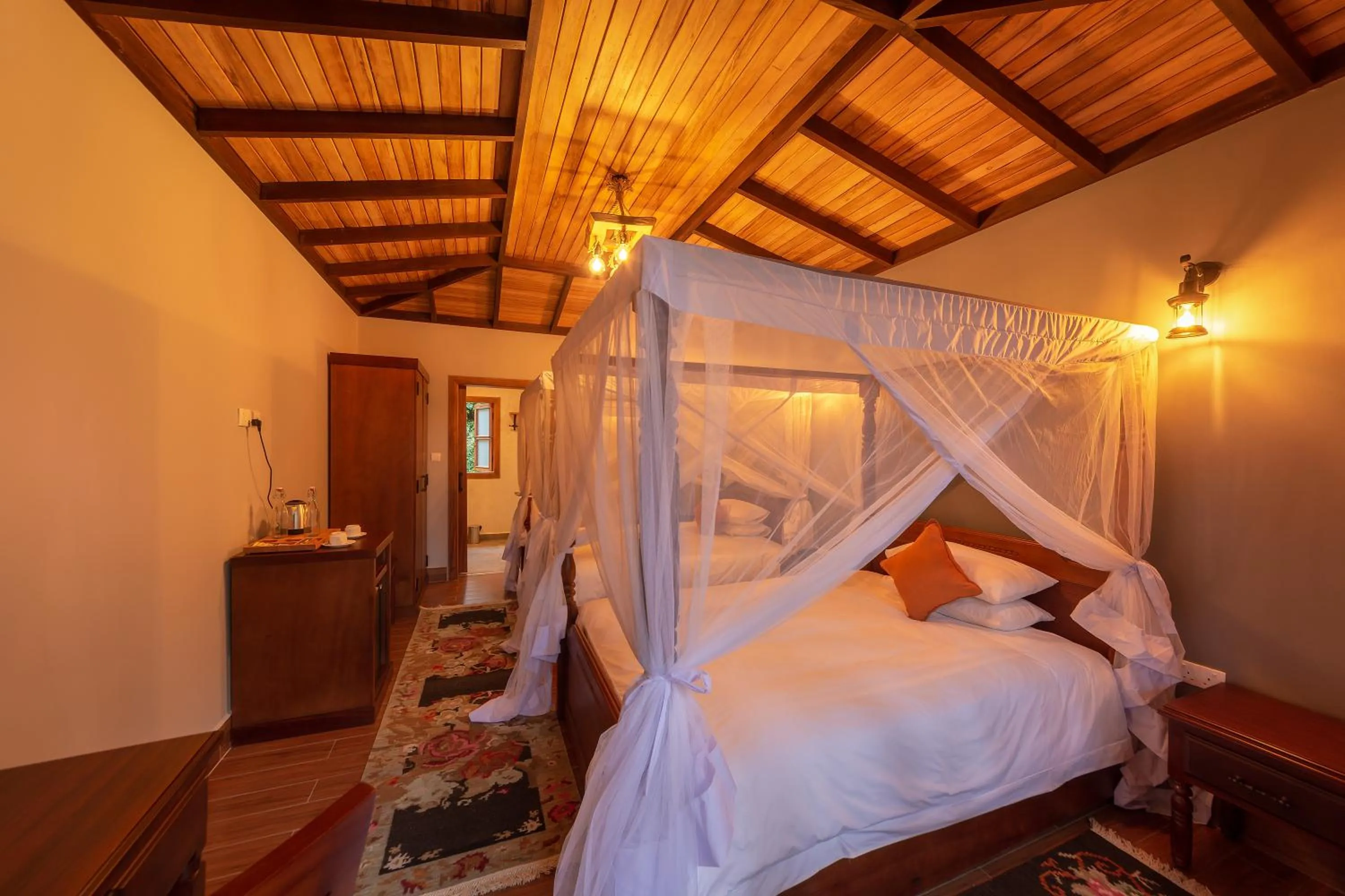 Photo of the whole room, Bed in Chimpundu Lodge
