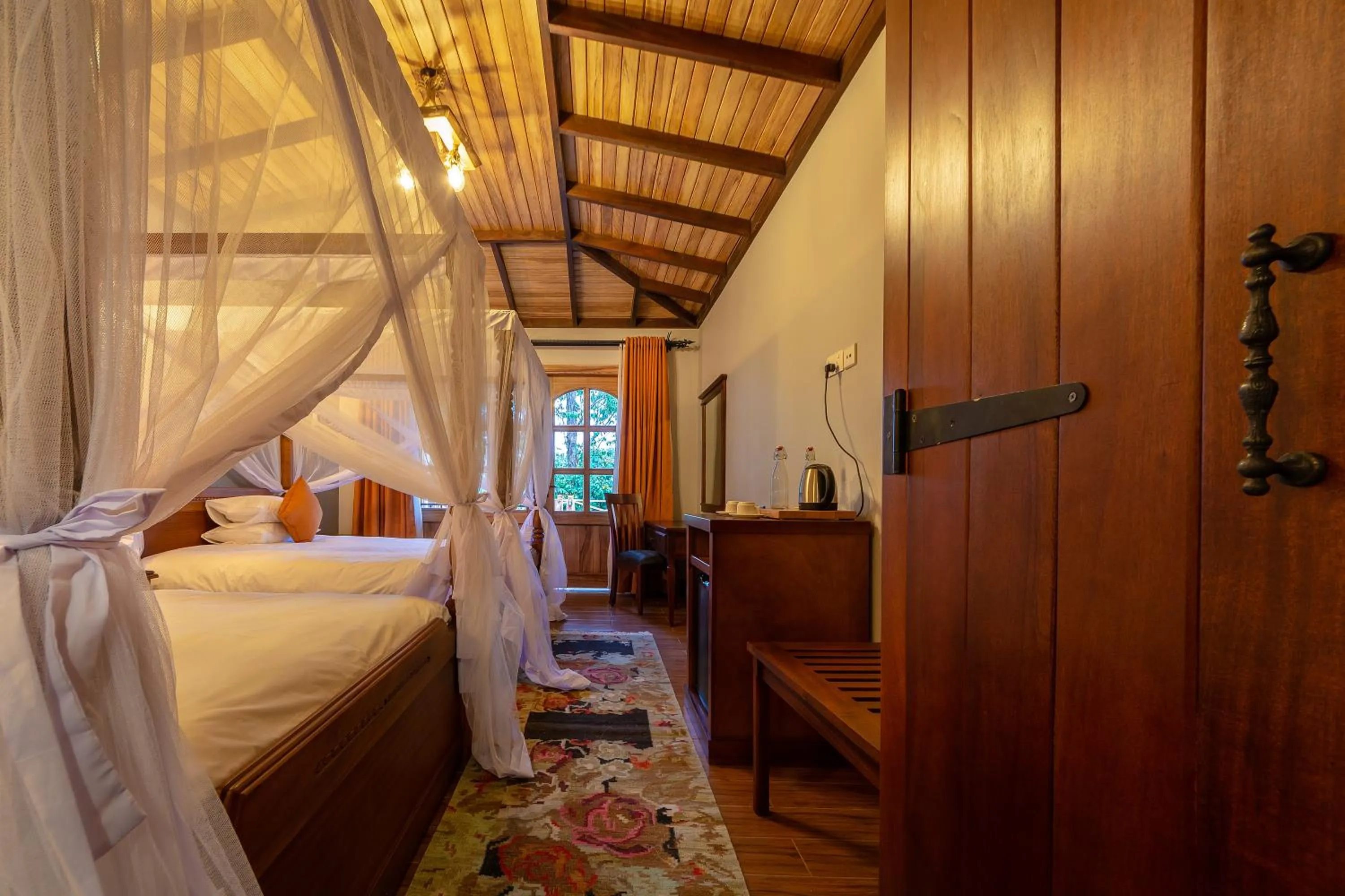 Photo of the whole room, Bed in Chimpundu Lodge
