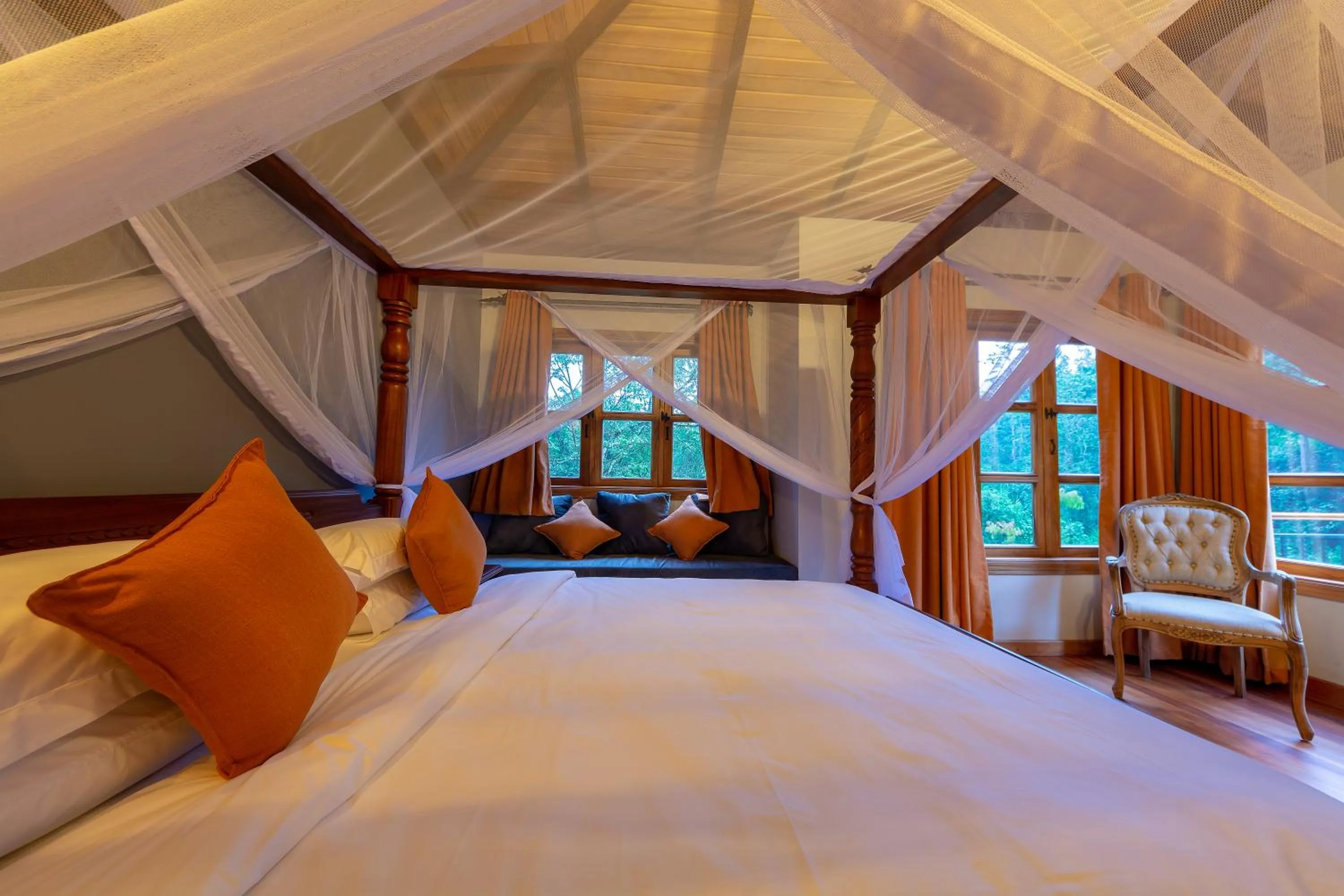 Photo of the whole room, Bed in Chimpundu Lodge