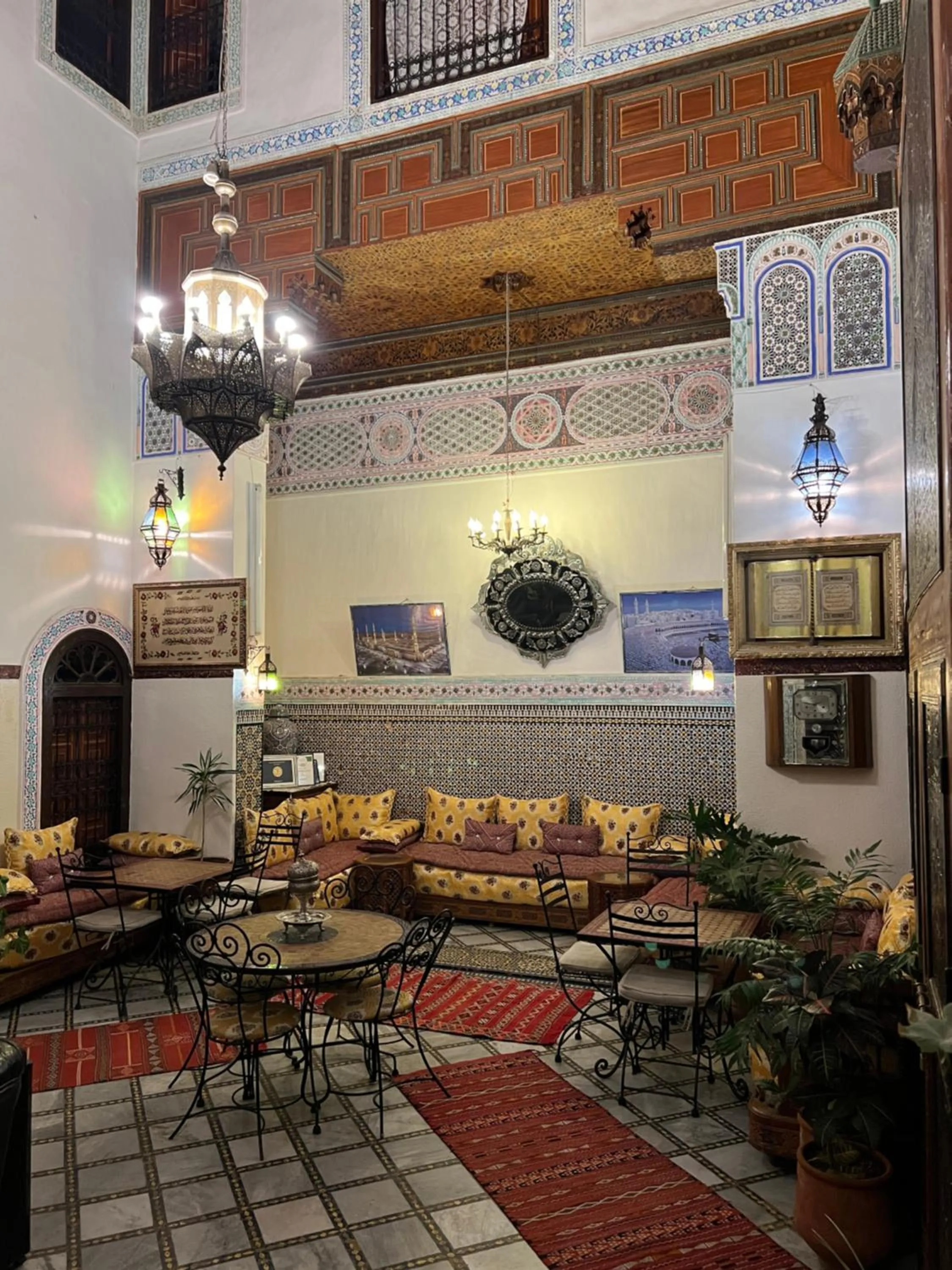 Restaurant/places to eat in Riad Meski