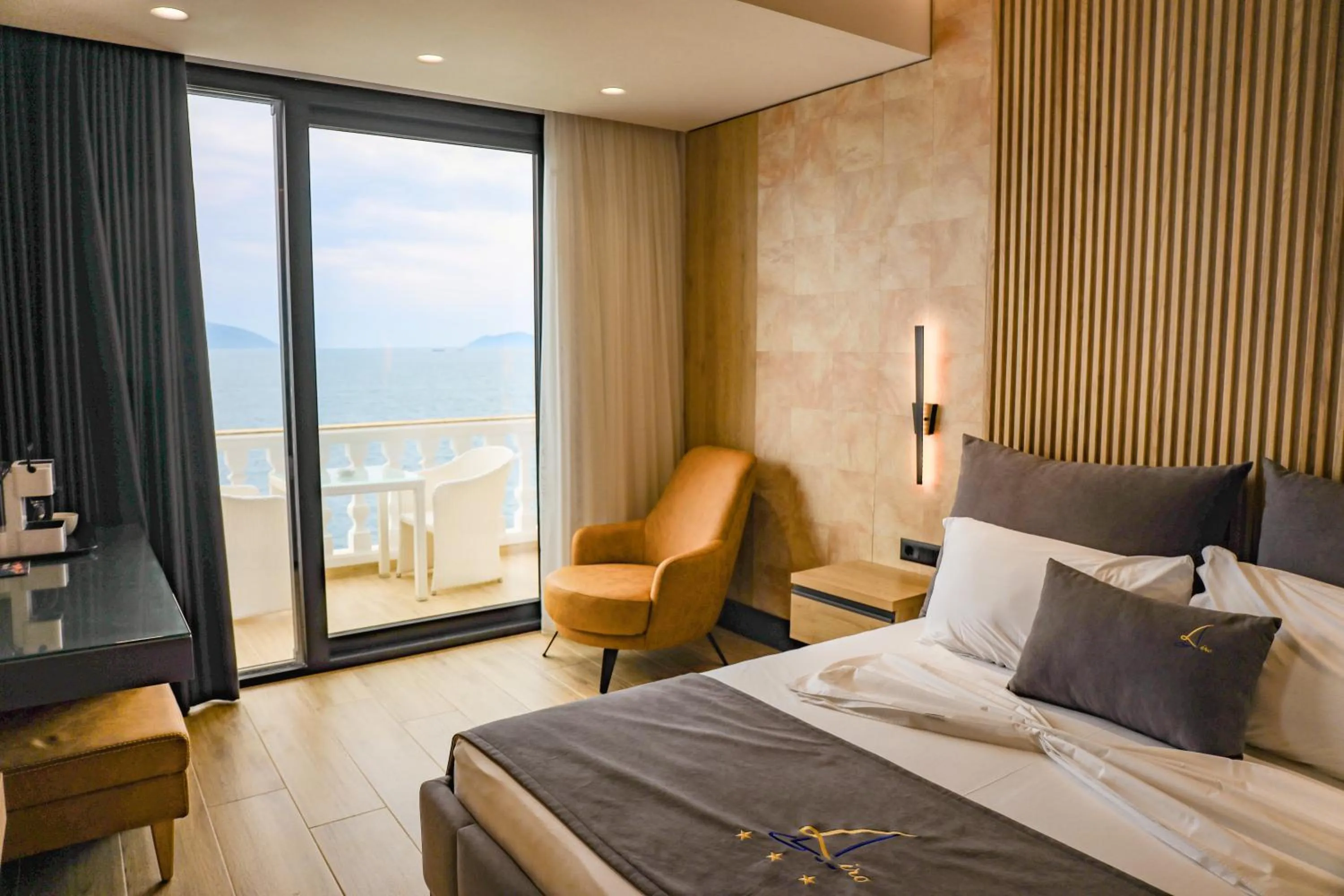 Balcony/Terrace, Bed in Hotel Liro - Adults Only