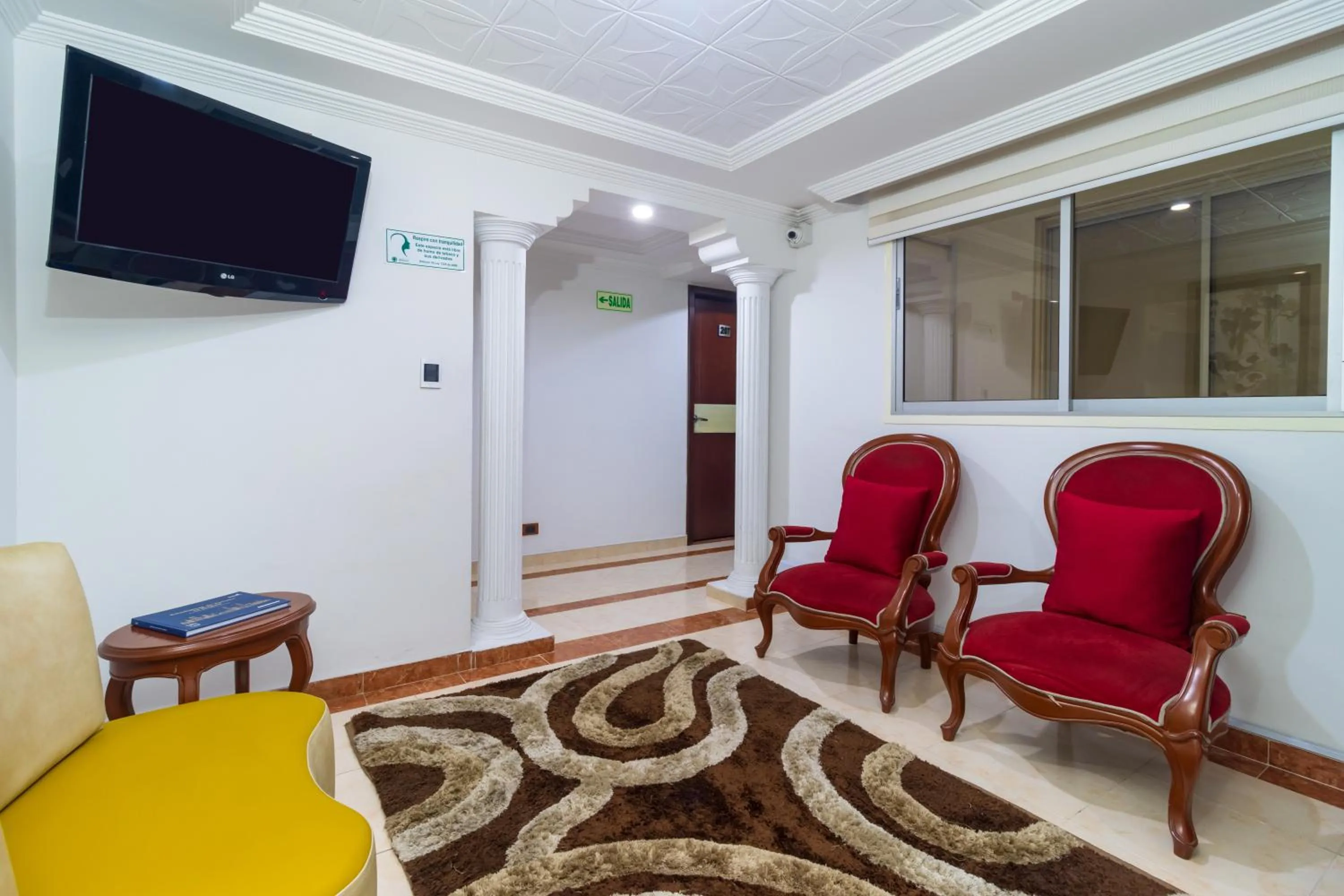 Communal lounge/ TV room in Hotel Zulita