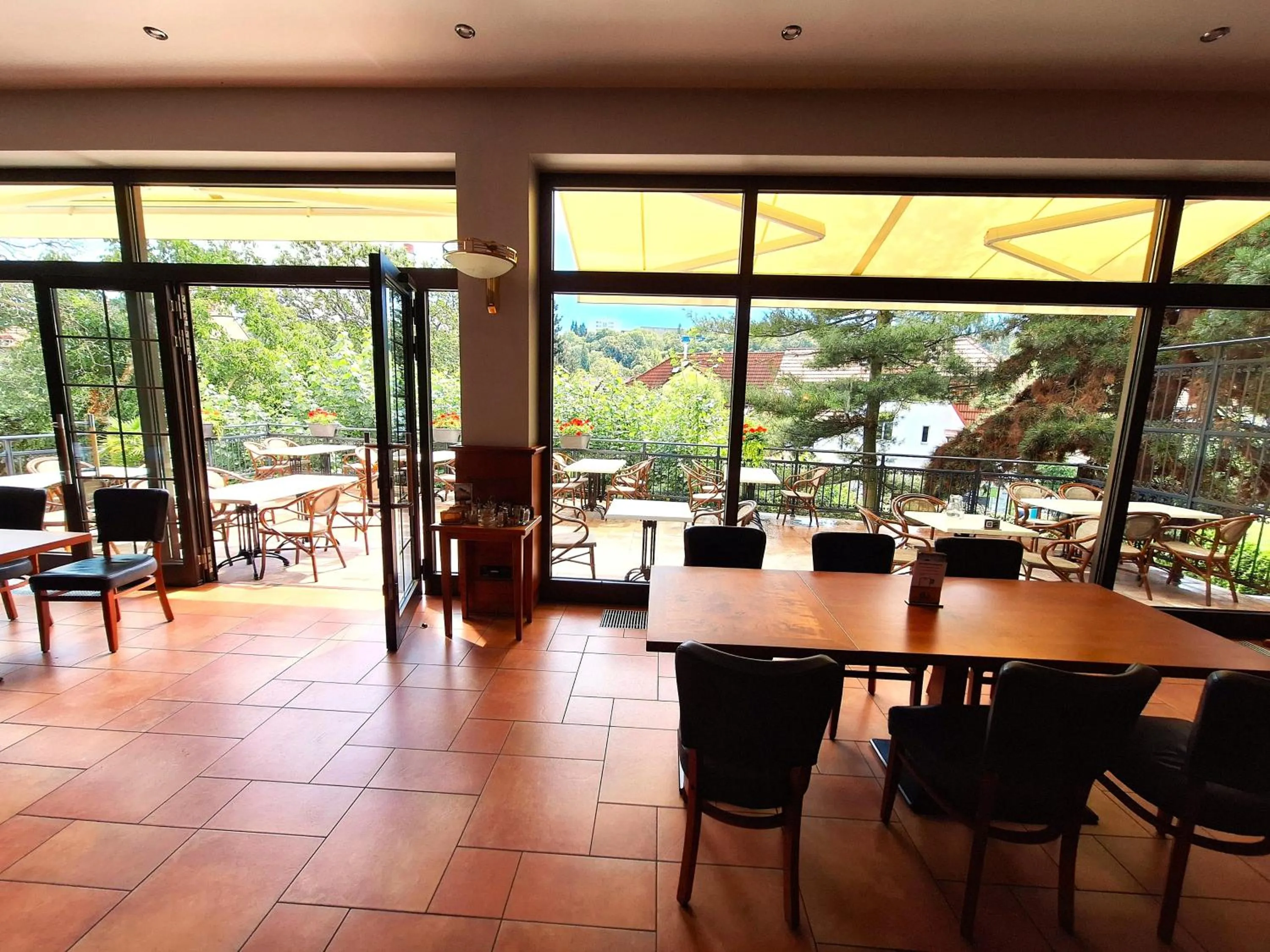 Restaurant/places to eat in Hotel Avion