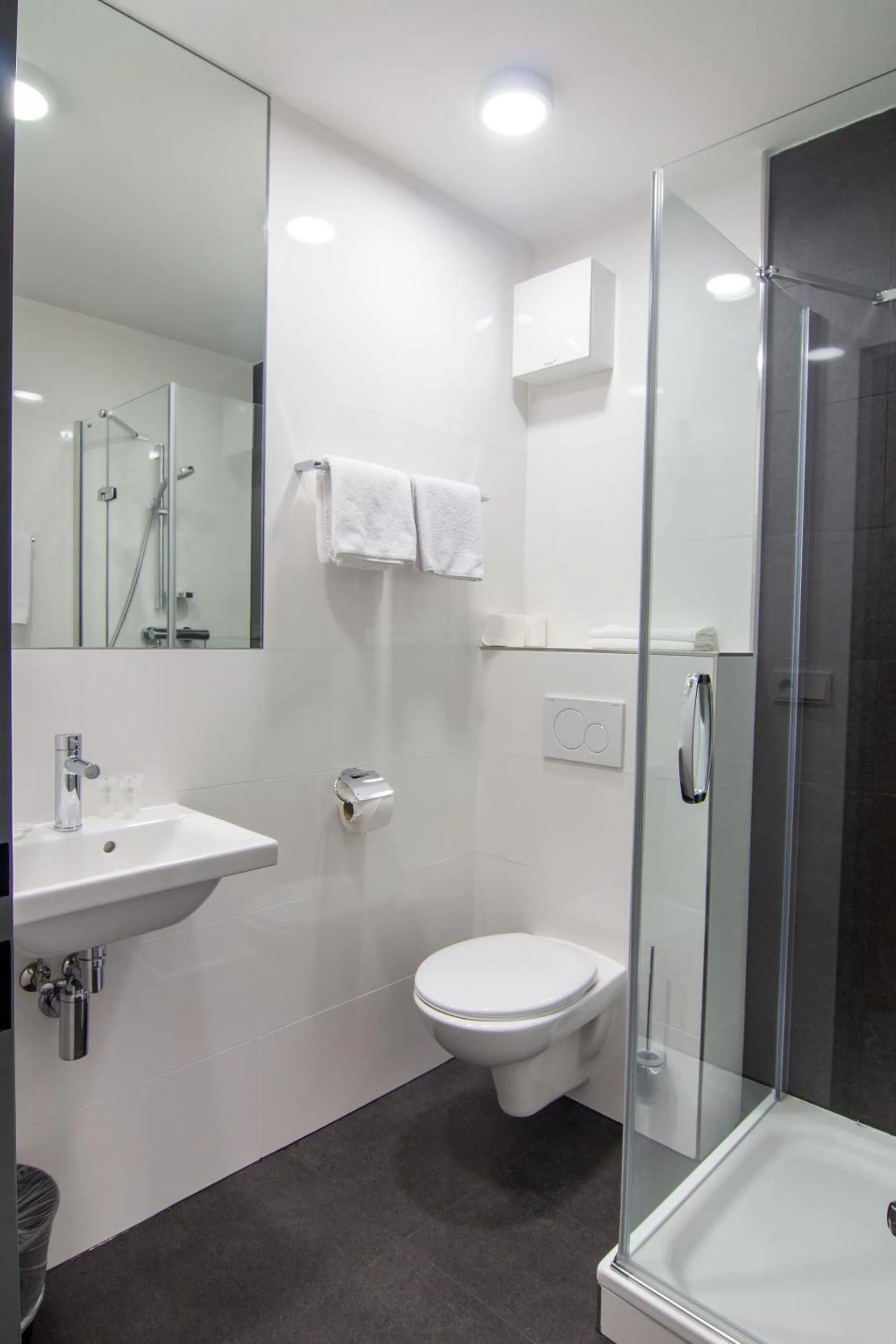 Shower in Hotel Avion