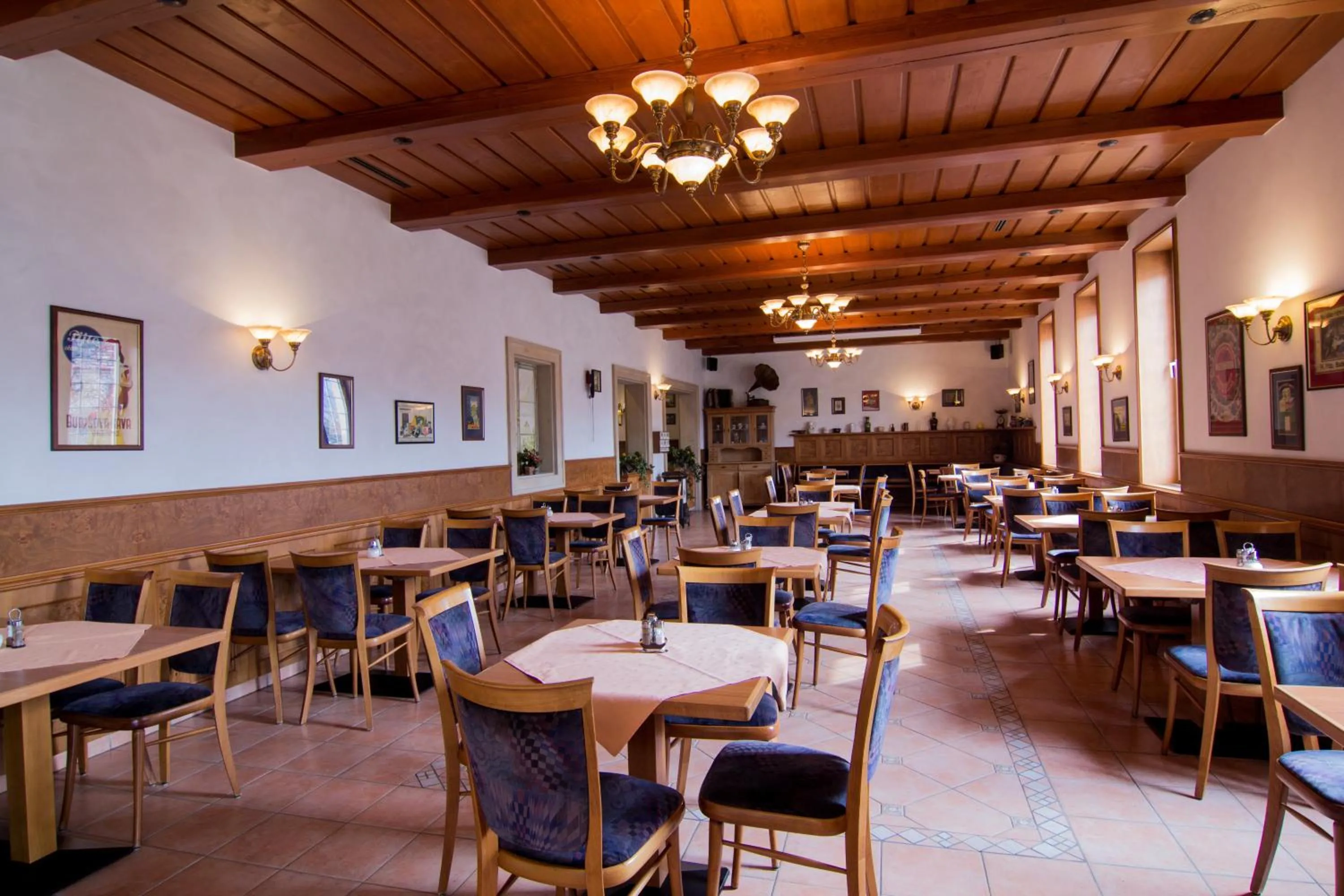 Restaurant/places to eat in Hotel Avion