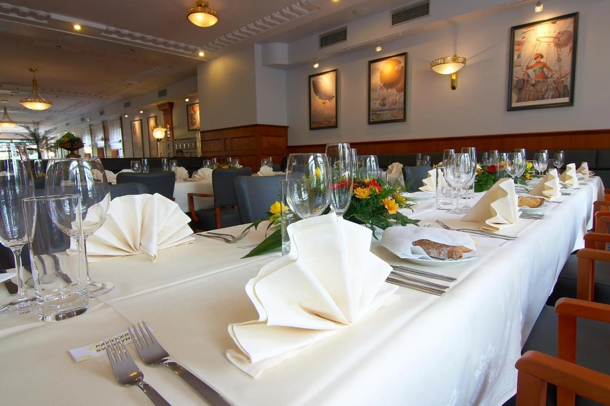 Restaurant/places to eat in Hotel Avion