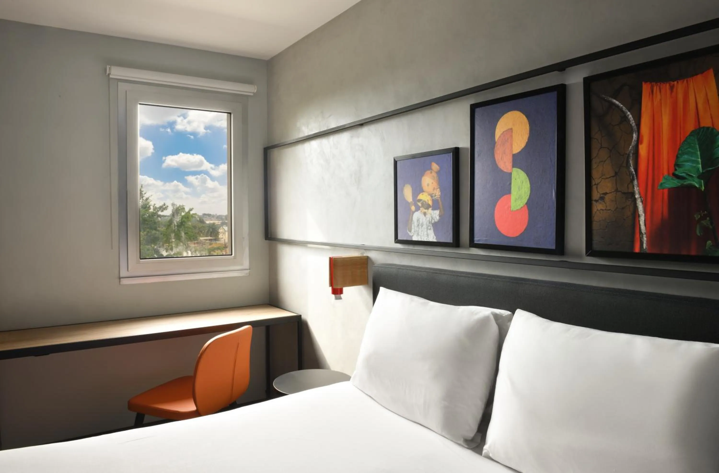 Photo of the whole room, Bed in Ibis Styles Abidjan Plateau