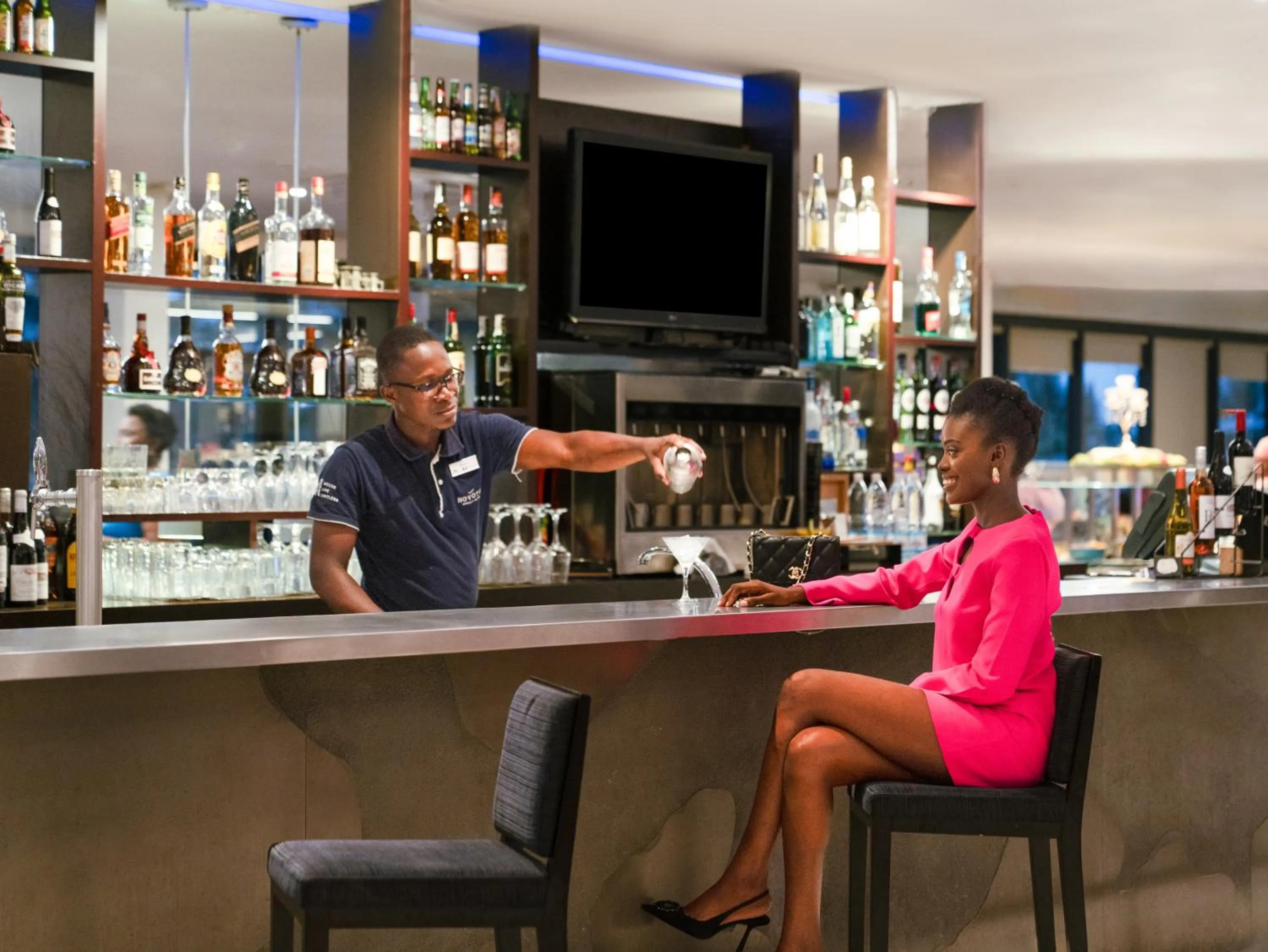 Lounge or bar in Novotel Abidjan Plateau