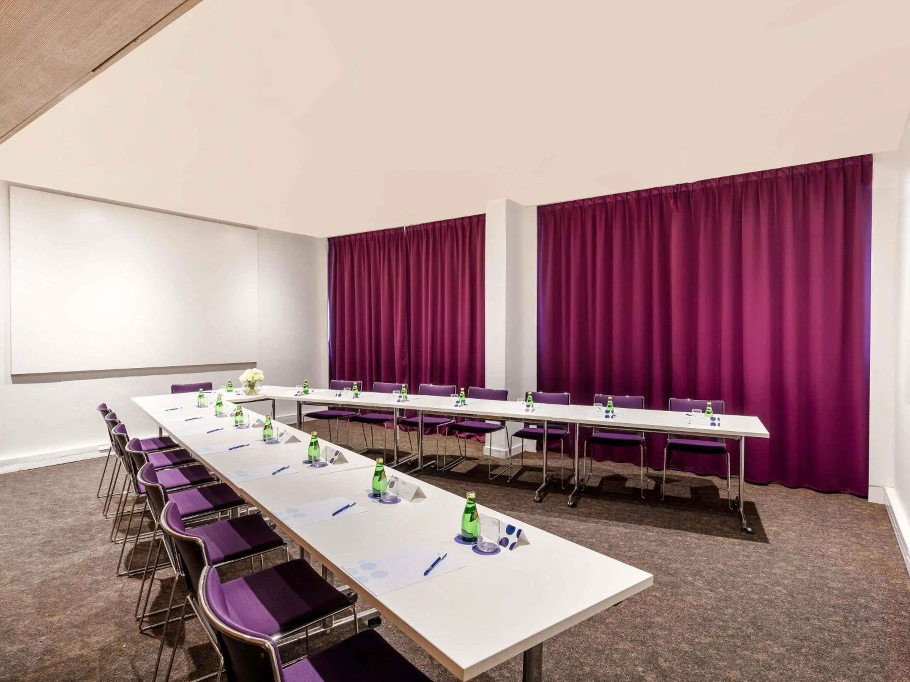 Meeting/conference room in Novotel Abidjan Plateau