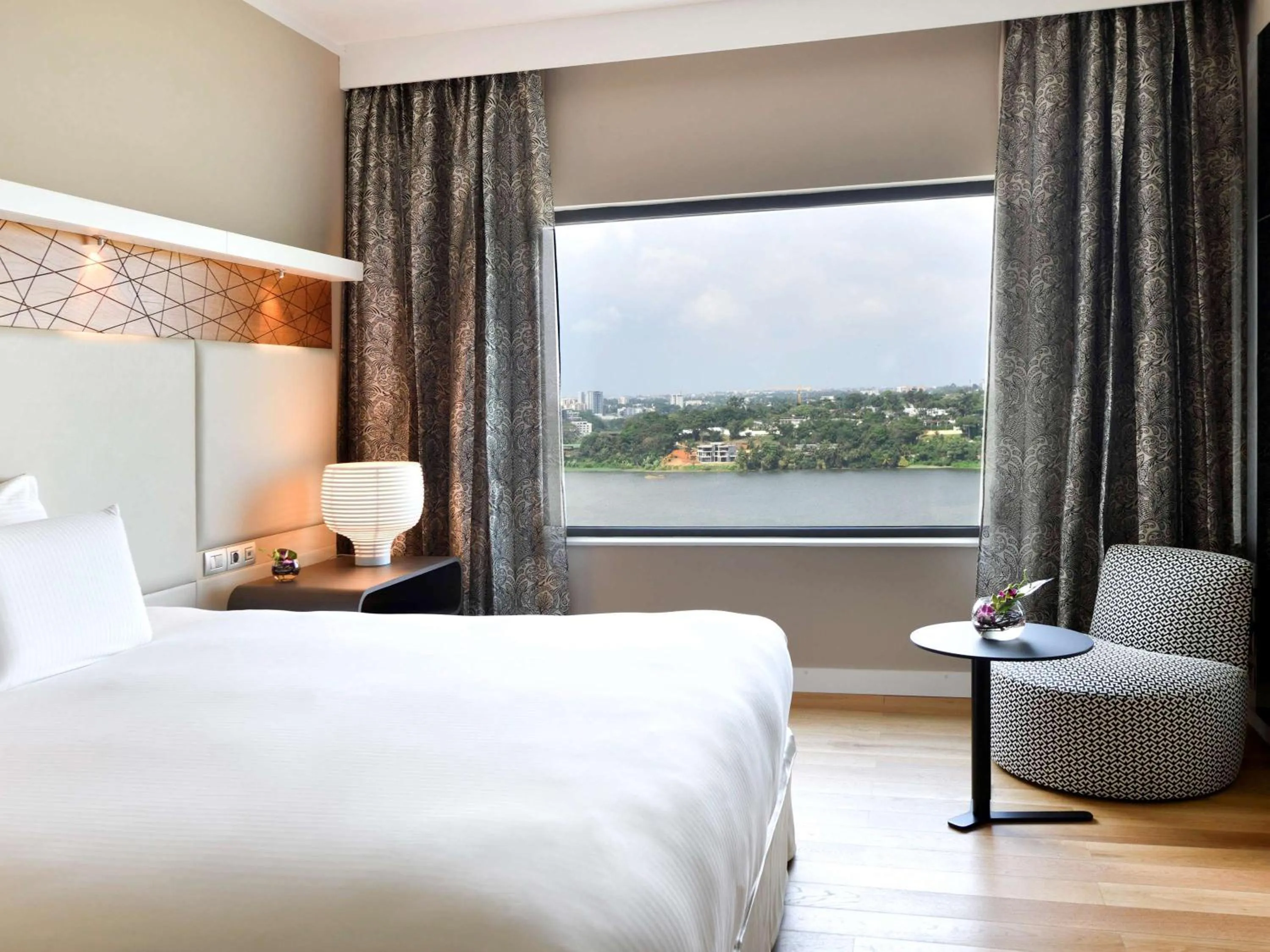 Photo of the whole room, Bed in Pullman Abidjan